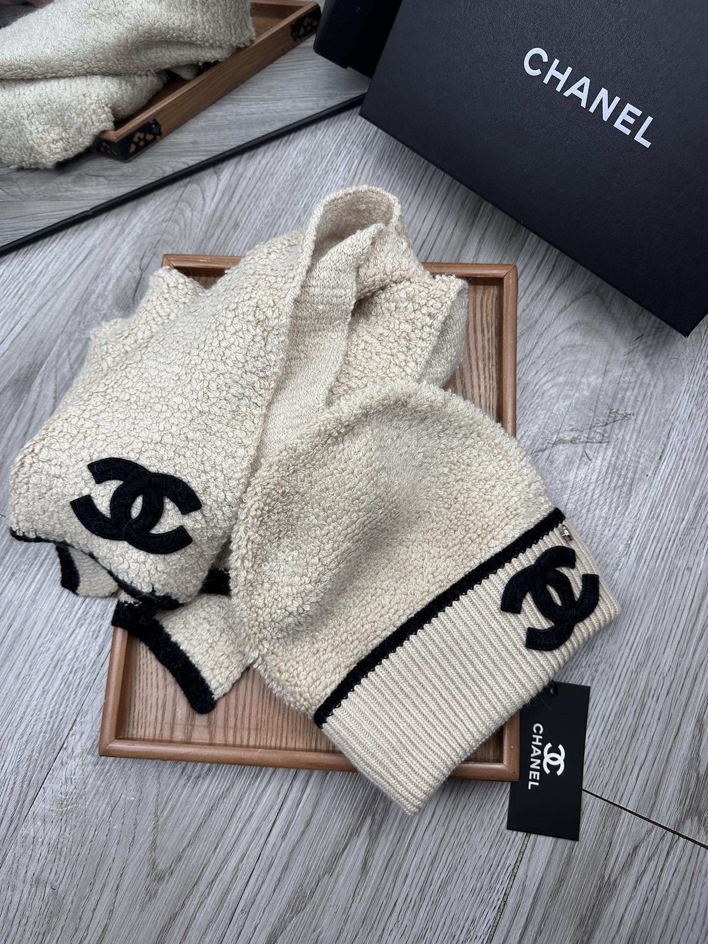 🌹。C家。 【羊毛套装帽子】经典套装帽子！帽子➕围巾！70%羊毛➕30%兔毛。暖暖哒超级舒服～冬日小姐姐减龄神器哦～这个