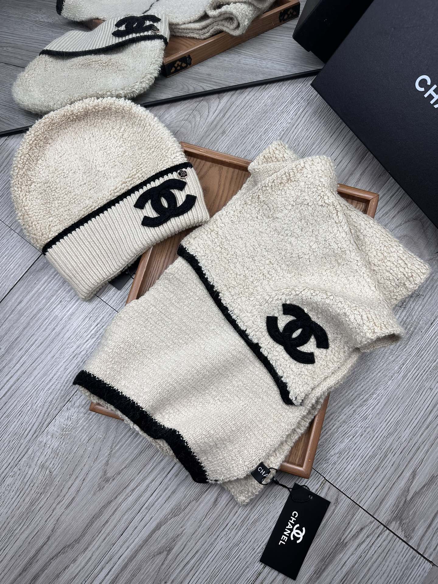 🌹。C家。 【羊毛套装帽子】经典套装帽子！帽子➕围巾！70%羊毛➕30%兔毛。暖暖哒超级舒服～冬日小姐姐减龄神器哦～这个