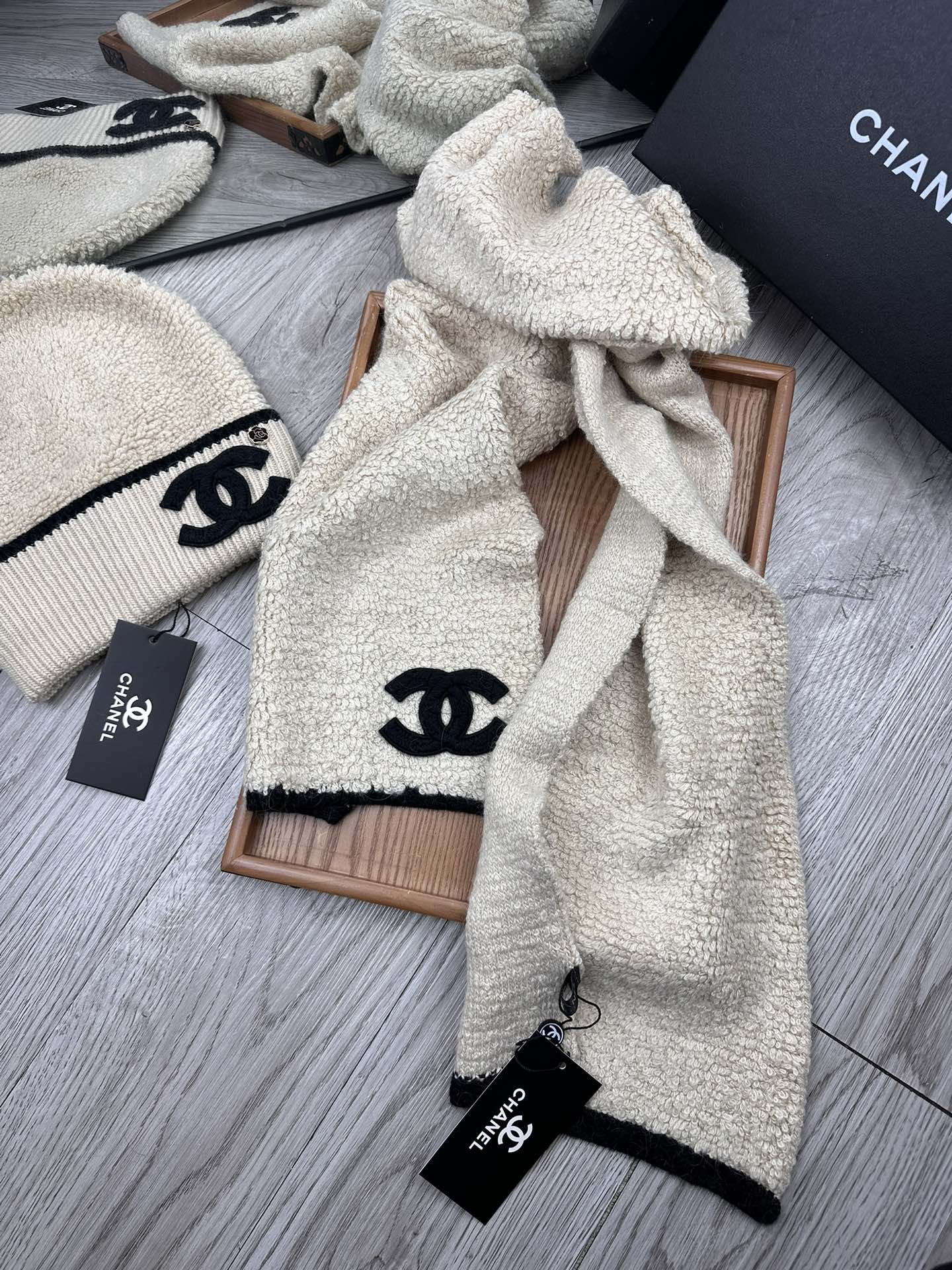 🌹。C家。 【羊毛套装帽子】经典套装帽子！帽子➕围巾！70%羊毛➕30%兔毛。暖暖哒超级舒服～冬日小姐姐减龄神器哦～这个