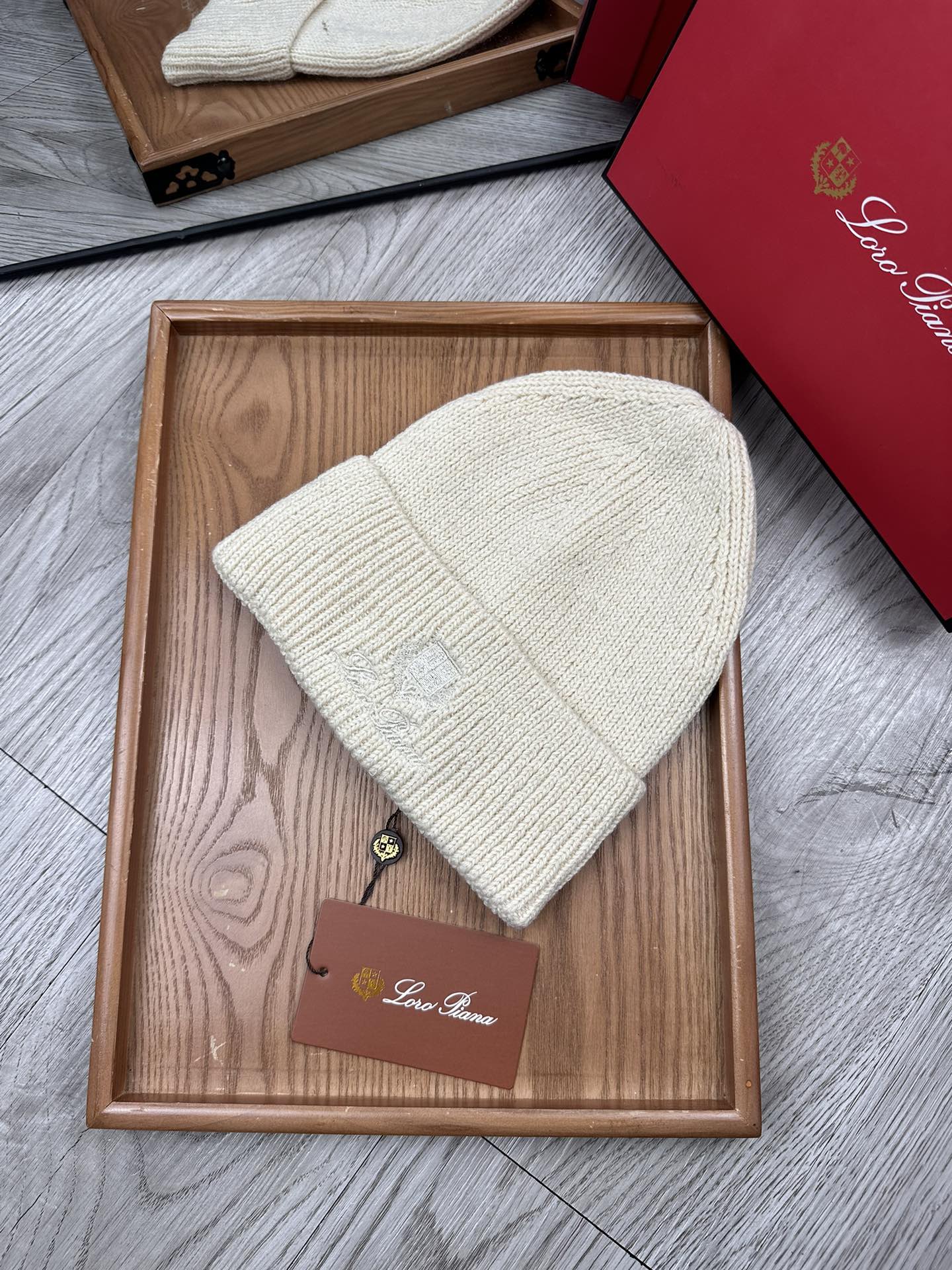 。LP。福利！！新款上架，特别实惠的一个系列帽子，面料：细毛线。密度紧致！毛线针织面料手感舒适透气性好！