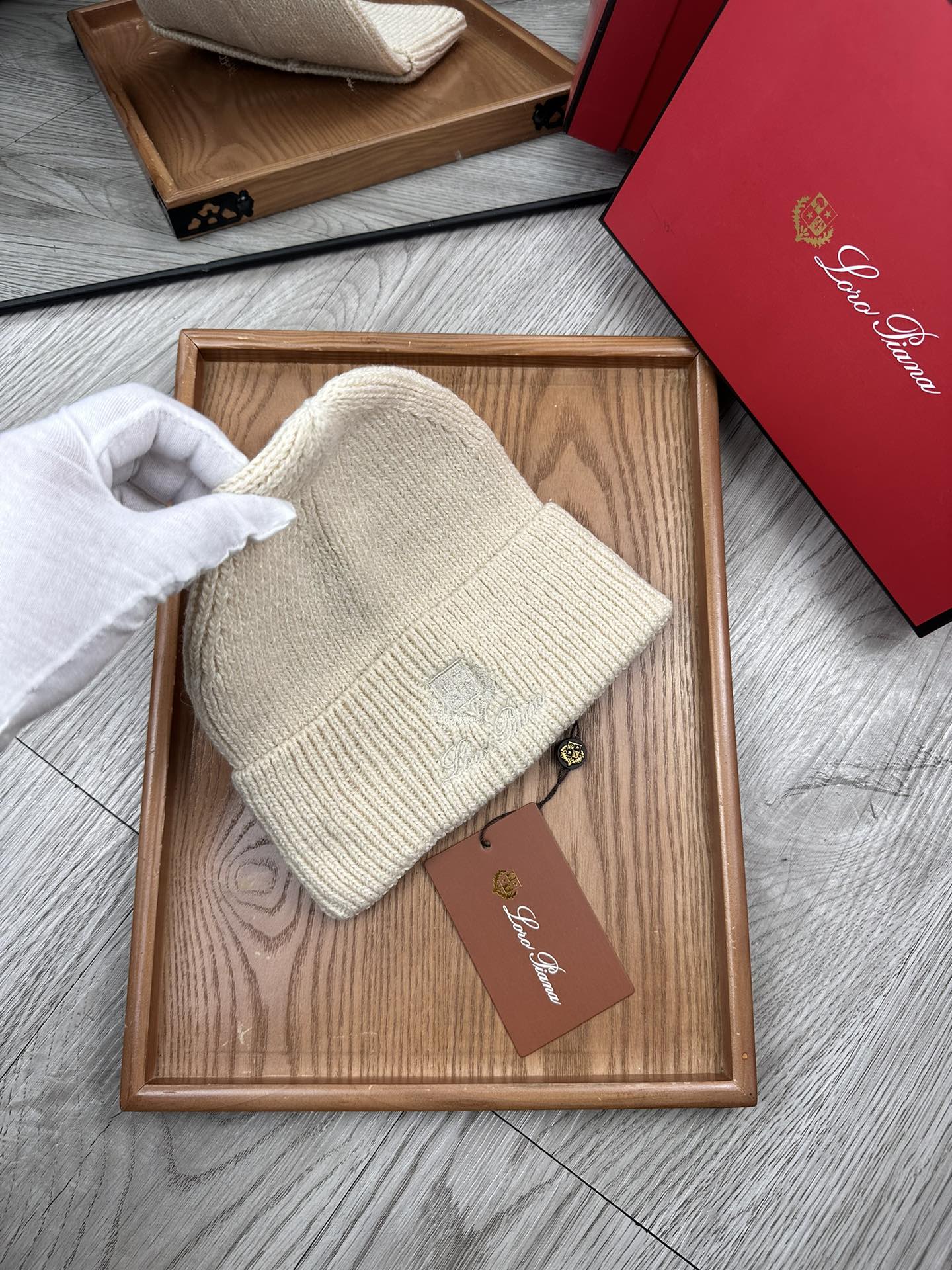 。LP。福利！！新款上架，特别实惠的一个系列帽子，面料：细毛线。密度紧致！毛线针织面料手感舒适透气性好！