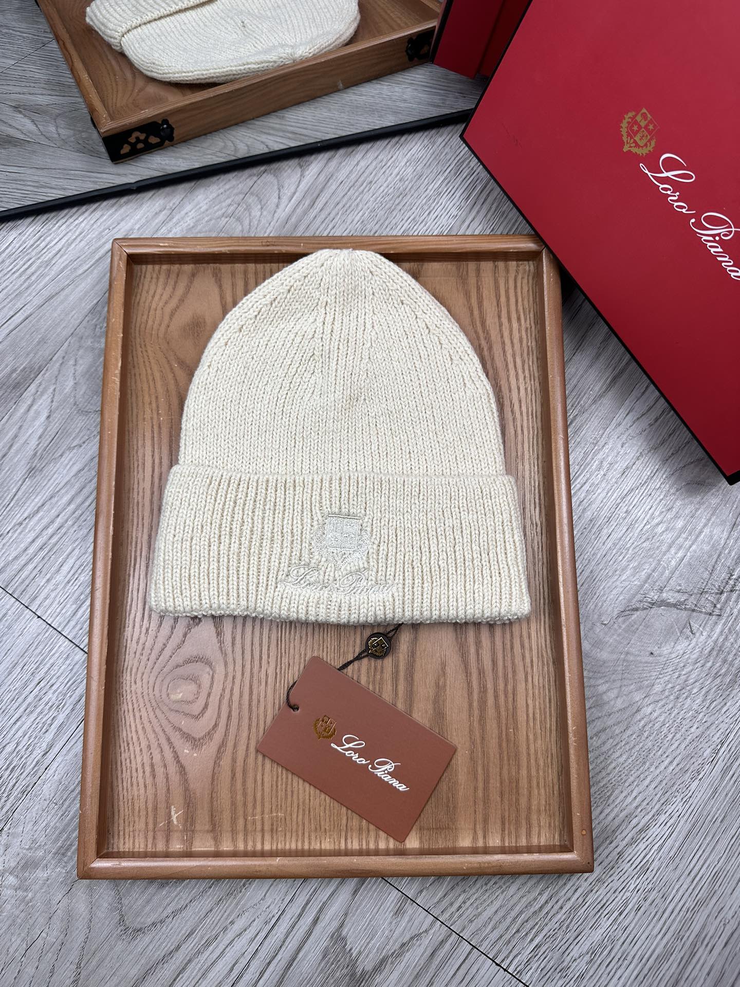 。LP。福利！！新款上架，特别实惠的一个系列帽子，面料：细毛线。密度紧致！毛线针织面料手感舒适透气性好！