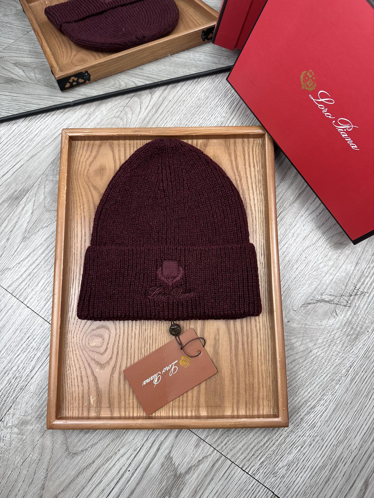 NO:215900,Special offer.LP. Benefits!  !  The new model is on the shelves, especially affordable, with fine wool fabric and tight density!  The wool knitted fabric feels comfortable and breathable!  The style is novel and unique!  A must-have item on the street, age-reducing and fashionable, very generous!  The hat looks very good!  And the price is very beautiful!  It is a very good item to give to others for your own use!  !  Complete trademark tags!  !  There are many styles and colors!  Hat fisherman hat baseball hat knit hat, hat, loro piana, espadrilles, hats19860909特价.LP.福利！！新款上架,特别实惠的一个系列帽子,面料细毛线.密度紧致！毛线针织面料手感舒适透气性好！款式新颖别致！出街必备单品,减龄又时尚,非常大方！帽型特别好看！而且价格非常美丽！送人自用都是非常不错的一款单品哦！！商标吊牌齐全！！款式多多,颜色多多！帽子渔夫帽棒球帽针织帽,帽子,loro piana,espadrilles,hats,hat