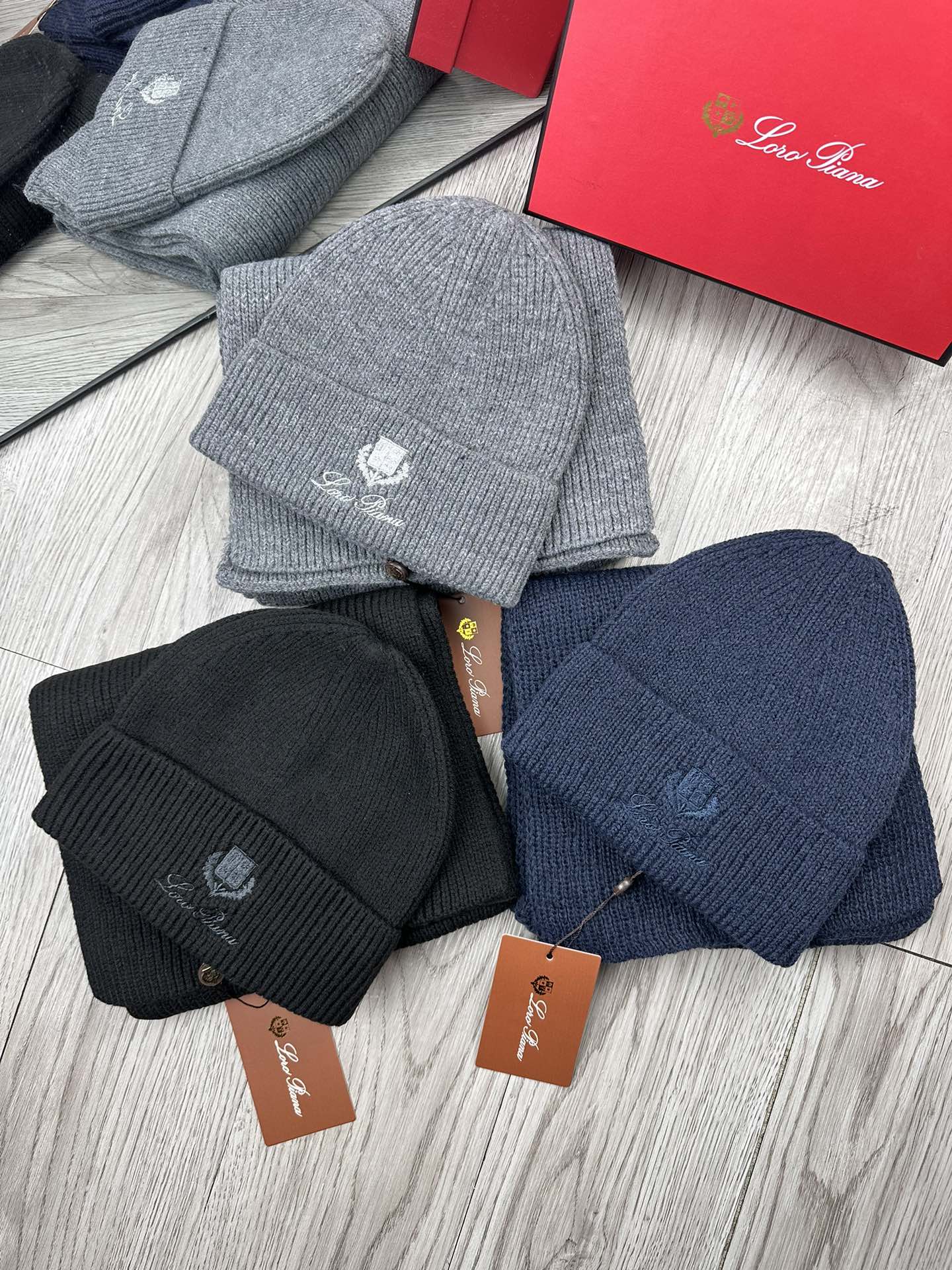 NO:215888,.LP.【Wool Set Hat】Classic Set Hat!  Hat scarf!  70 wool 30 rabbit hair. Warm and warm and comfortable ~ The young lady in winter age reduction artifact ~ You are just a short set of hats this winter~ It is warm and fashionable!  Universal style for men and women! Can be used as a couple style!  Complete anti-counterfeiting label hanging cards!  Lots of styles, welcome to choose! Hats, fisherman hats, baseball hats, knit hats, hats, loro piana, espadrilles, hats19860909.LP.【羊毛套装帽子】经典套装帽子！帽子围巾！70羊毛30兔毛.暖暖哒超级舒服～冬日小姐姐减龄神器哦～这个冬天你就差这么一套套装帽子啦～又保暖又时尚！男女通用款!可以做情侣款！防伪标签吊卡齐全！多多款式,欢迎选择!帽子渔夫帽棒球帽针织帽,帽子,loro piana,espadrilles,hats,hat