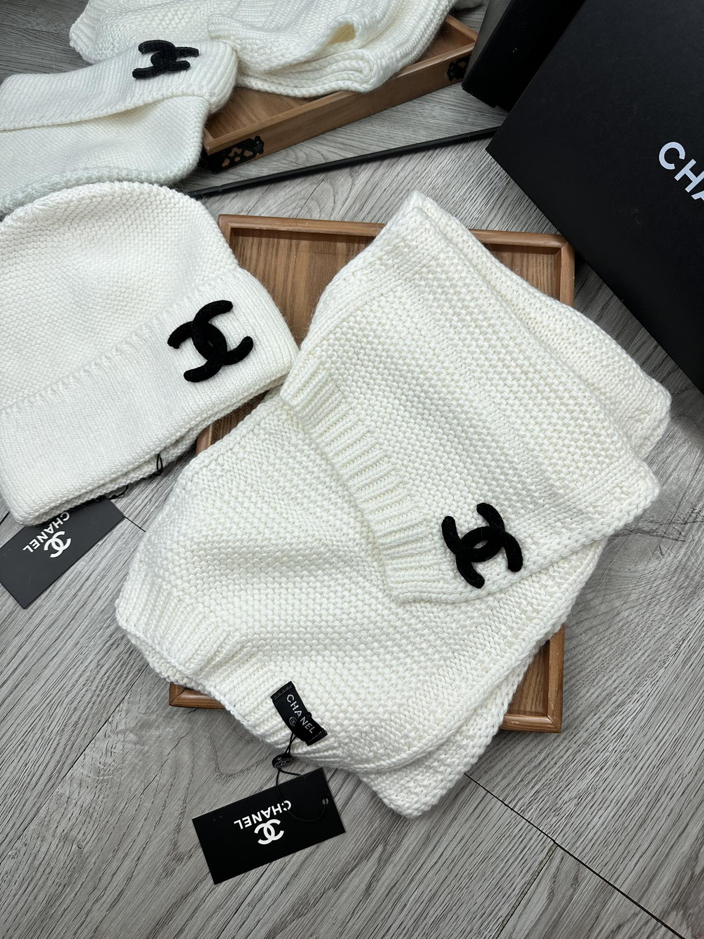 🌹。C家。【羊毛套装帽子-帽子➕围巾】经典套装帽子！材质：70%羊毛➕30%兔毛。暖暖哒超级舒服～冬日小