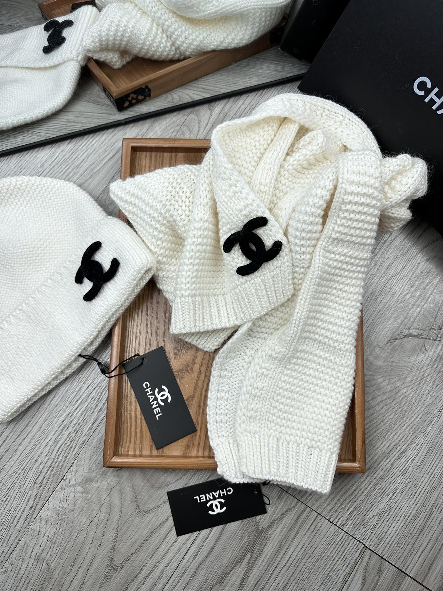 🌹。C家。【羊毛套装帽子-帽子➕围巾】经典套装帽子！材质：70%羊毛➕30%兔毛。暖暖哒超级舒服～冬日小
