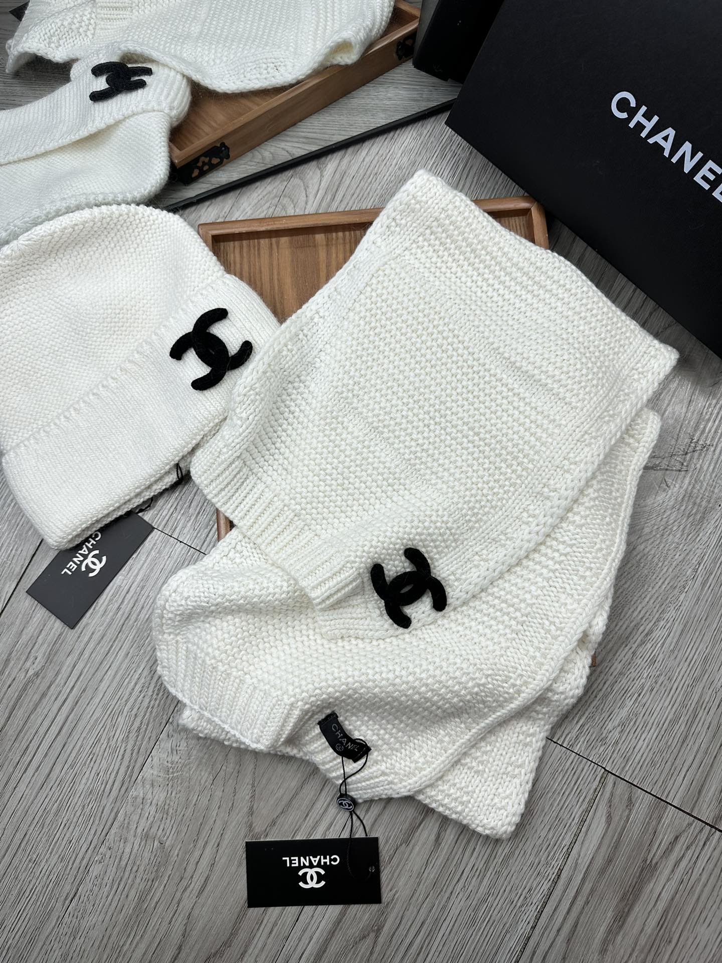 🌹。C家。【羊毛套装帽子-帽子➕围巾】经典套装帽子！材质：70%羊毛➕30%兔毛。暖暖哒超级舒服～冬日小
