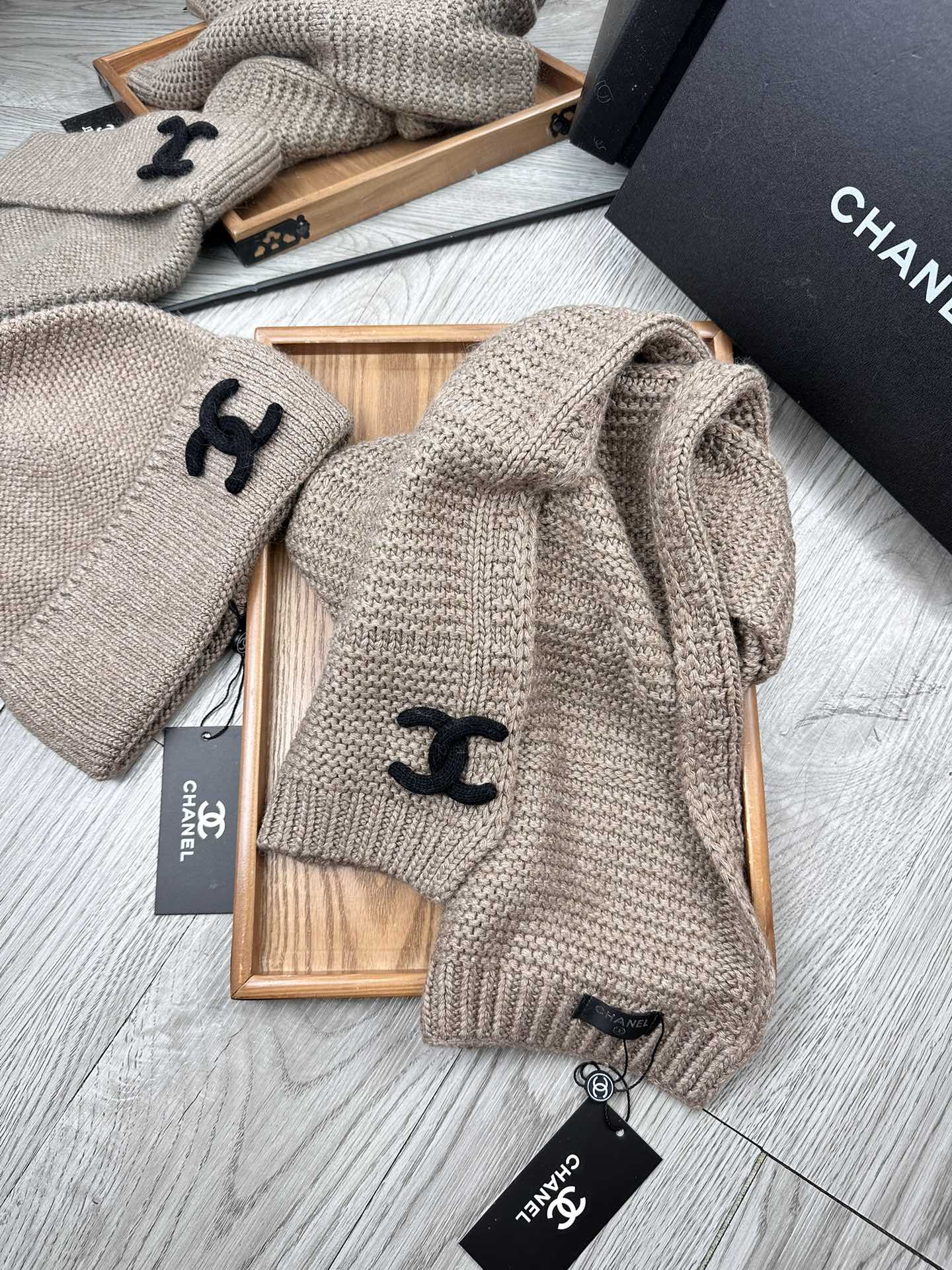 🌹。C家。【羊毛套装帽子-帽子➕围巾】经典套装帽子！材质：70%羊毛➕30%兔毛。暖暖哒超级舒服～冬日小