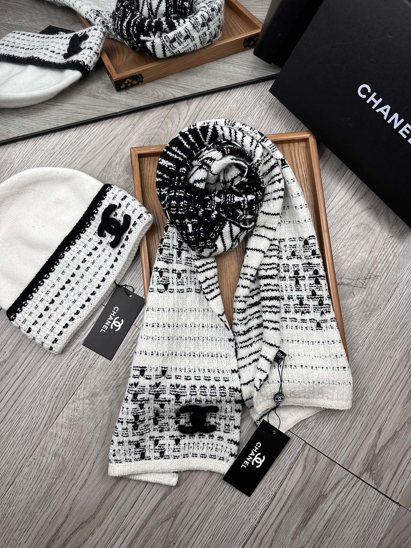 🌹。C家。【羊毛套装帽子-帽子➕围巾】经典套装帽子！材质：70%羊毛➕30%兔毛。暖暖哒超级舒服～冬日小