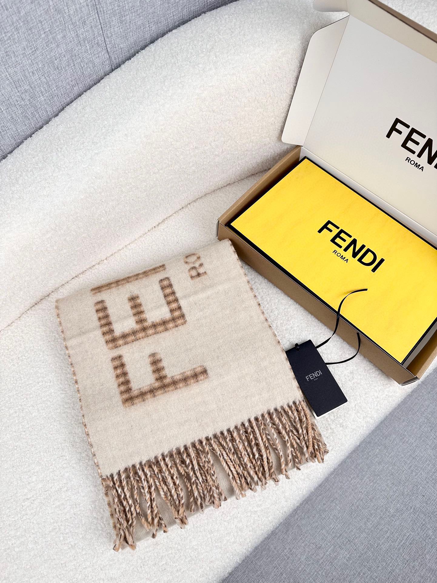 P。F家。【市面最高版！非市场F货！！】手感真的非常舒服！！颜色明亮鲜艳！市场F货版本手感极差！颜色暗沉