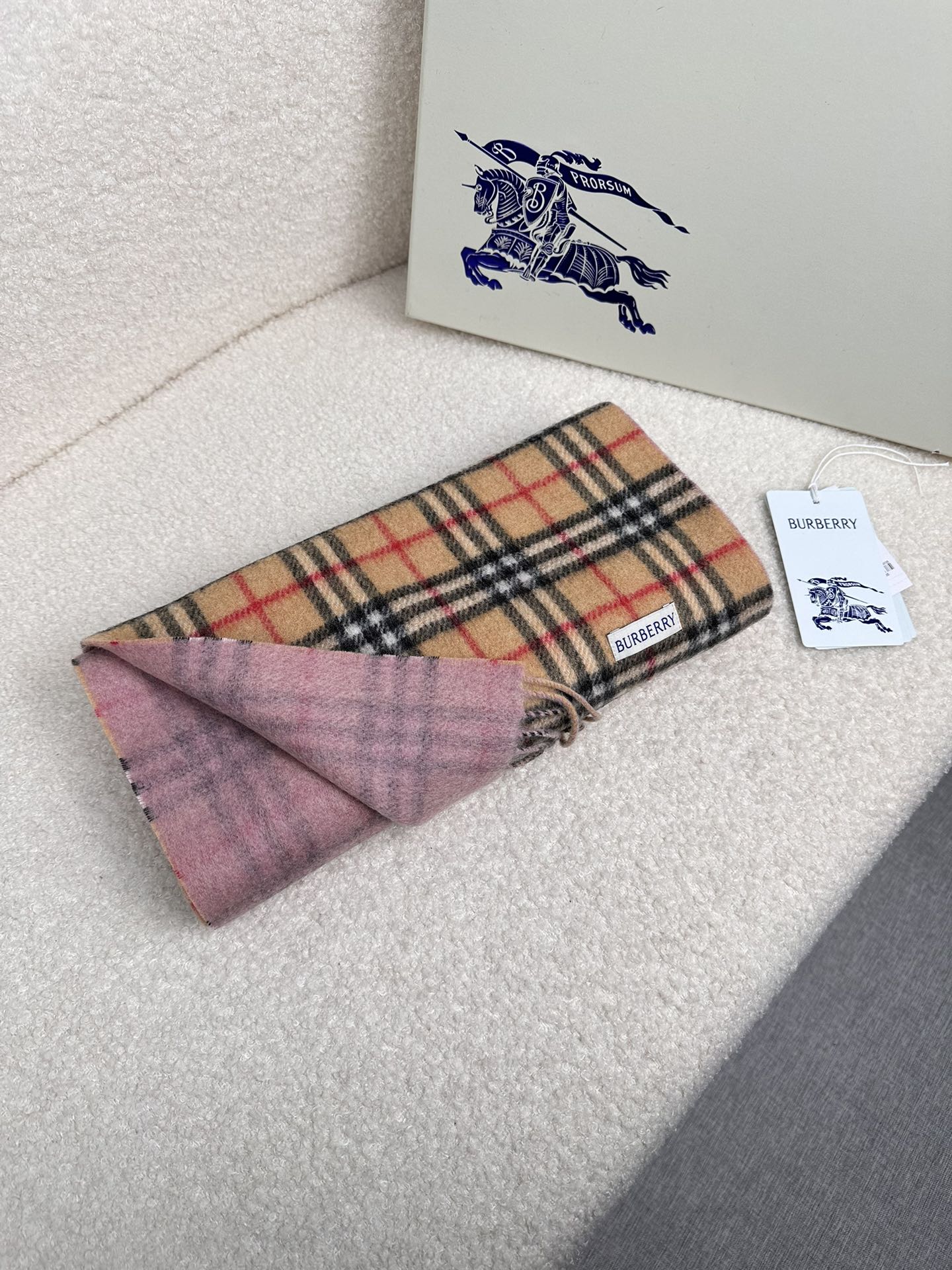 。B家。专柜同步，时髦高级羊绒围巾！可正式，可随意，非常时髦的设计。B家这款织法比较难，又很费纱线，双面