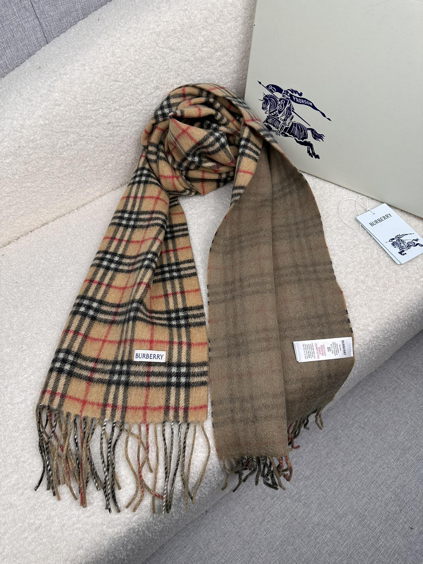 。B家。专柜同步，时髦高级羊绒围巾！可正式，可随意，非常时髦的设计。B家这款织法比较难，又很费纱线，双面