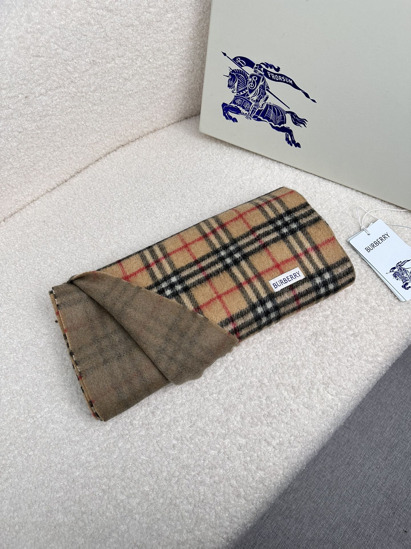 。B家。专柜同步，时髦高级羊绒围巾！可正式，可随意，非常时髦的设计。B家这款织法比较难，又很费纱线，双面
