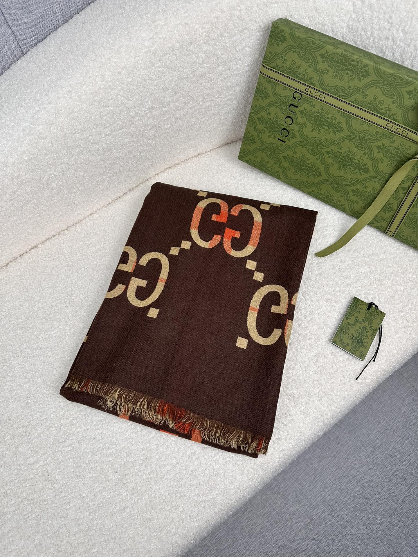 P。G家。新中式谁戴谁好看!GG彩格！双面通用围巾少之又少的通用款里，Gucci最最经典的字母双面围巾。