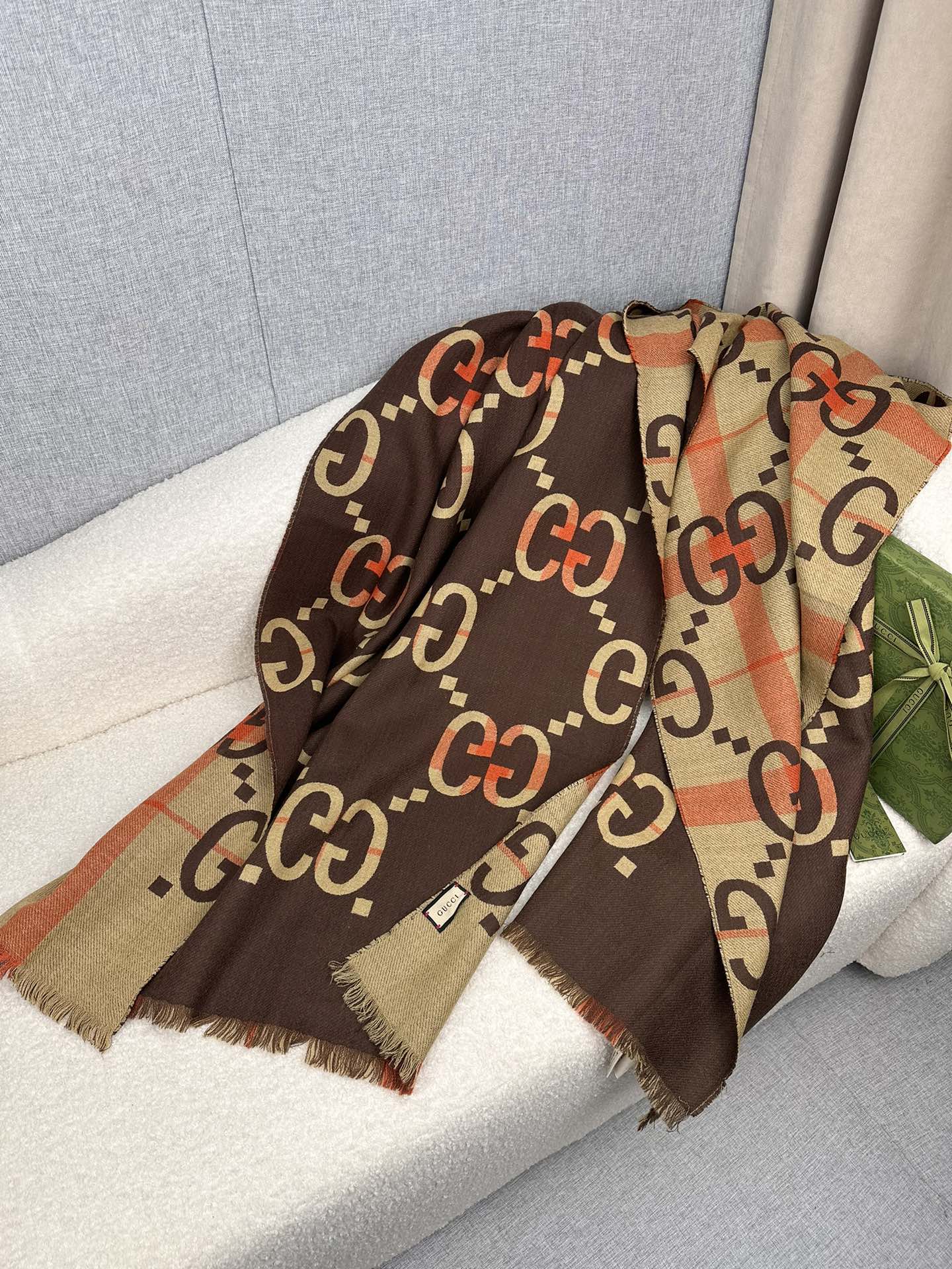 P。G家。新中式谁戴谁好看!GG彩格！双面通用围巾少之又少的通用款里，Gucci最最经典的字母双面围巾。