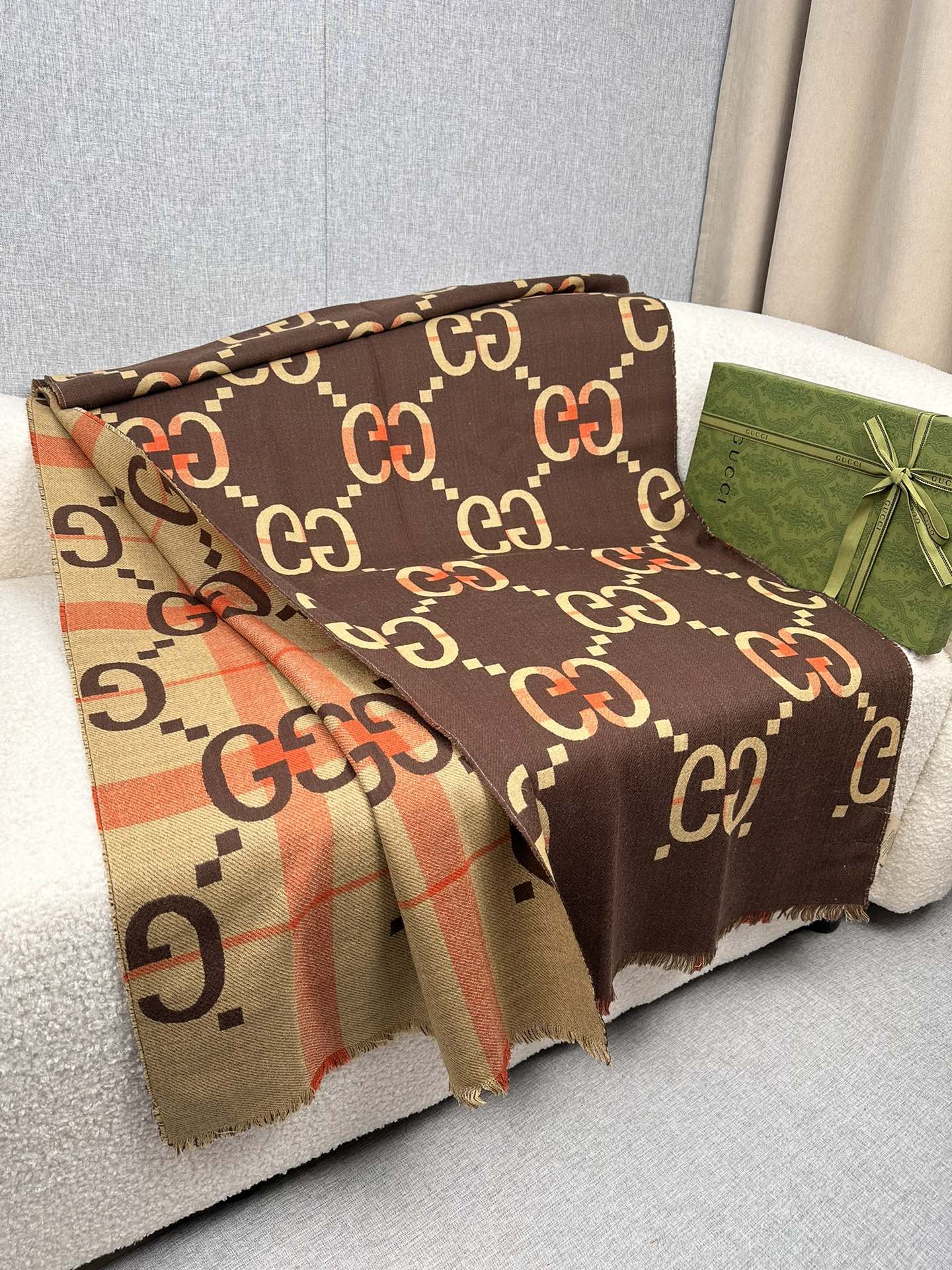 P。G家。新中式谁戴谁好看!GG彩格！双面通用围巾少之又少的通用款里，Gucci最最经典的字母双面围巾。