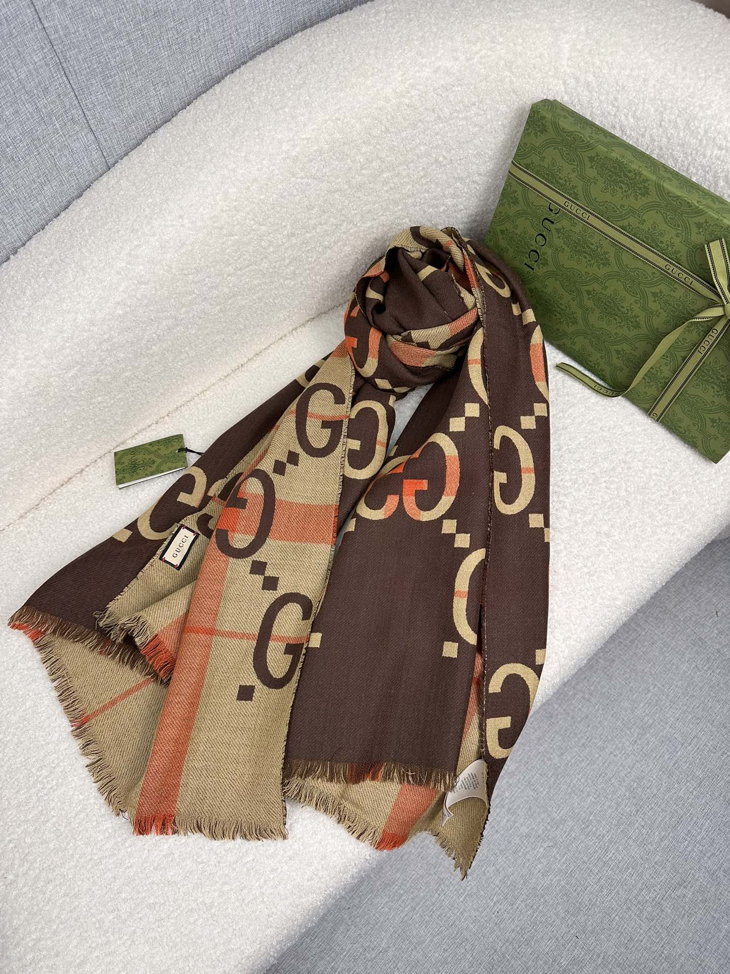 P。G家。新中式谁戴谁好看!GG彩格！双面通用围巾少之又少的通用款里，Gucci最最经典的字母双面围巾。