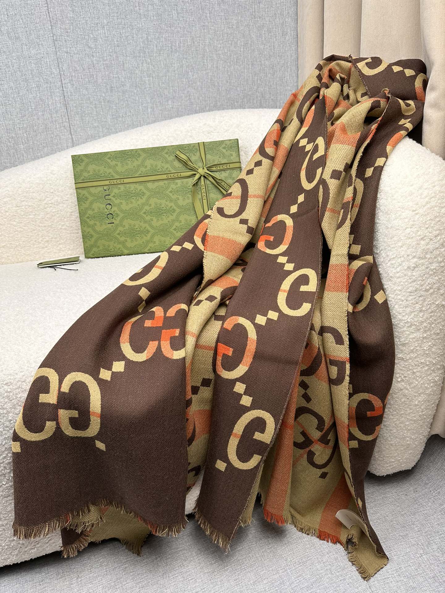 P。G家。新中式谁戴谁好看!GG彩格！双面通用围巾少之又少的通用款里，Gucci最最经典的字母双面围巾。