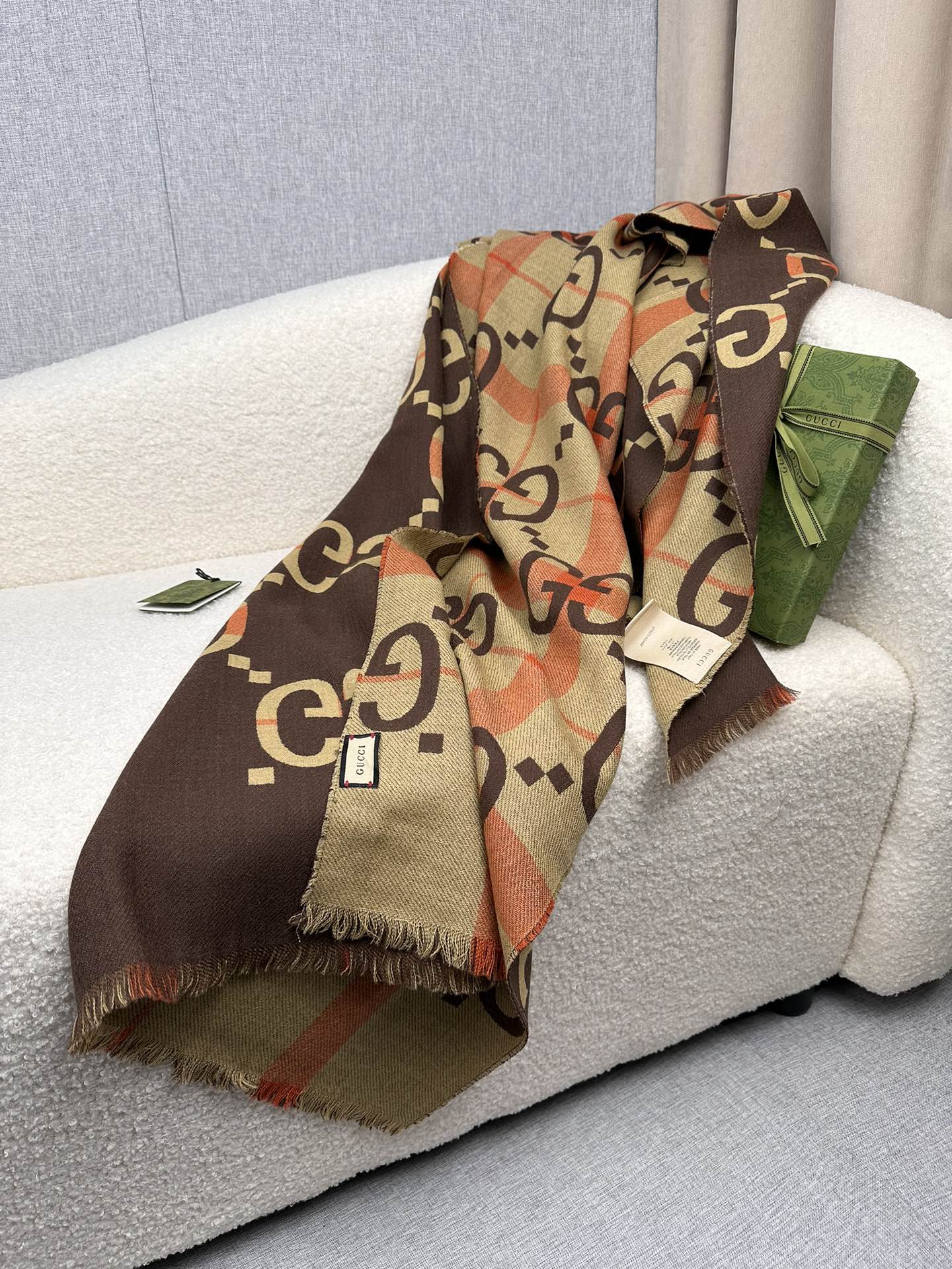 P。G家。新中式谁戴谁好看!GG彩格！双面通用围巾少之又少的通用款里，Gucci最最经典的字母双面围巾。