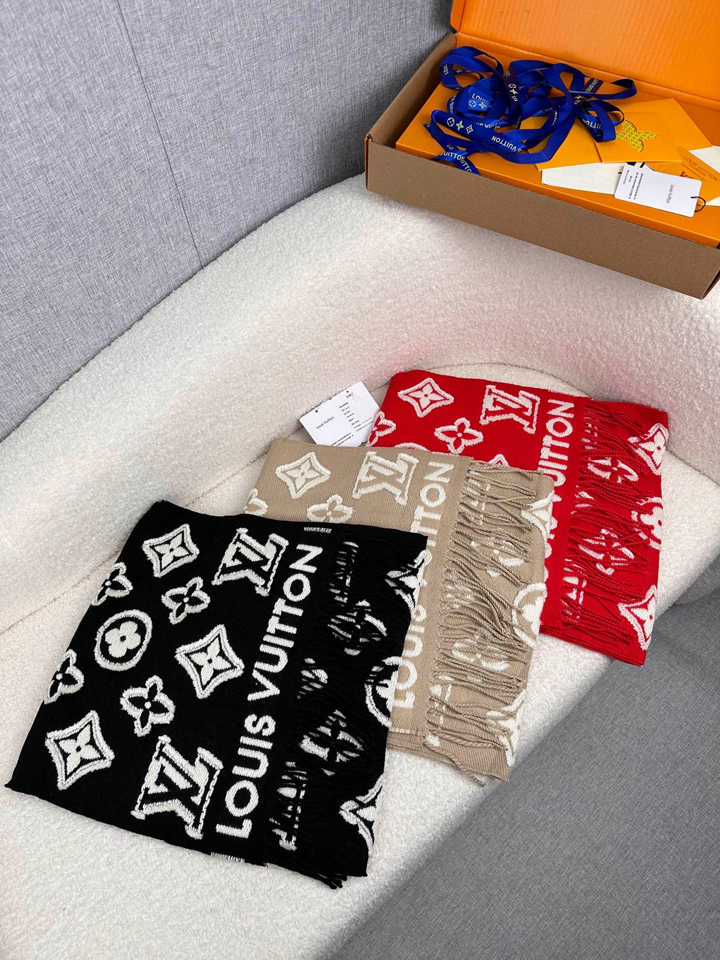 P。L家。绝美剪花镶嵌贴片工艺。真的绝美！今年最大工程的一个设计款！重工制造！细节决定品质！上身效果就是