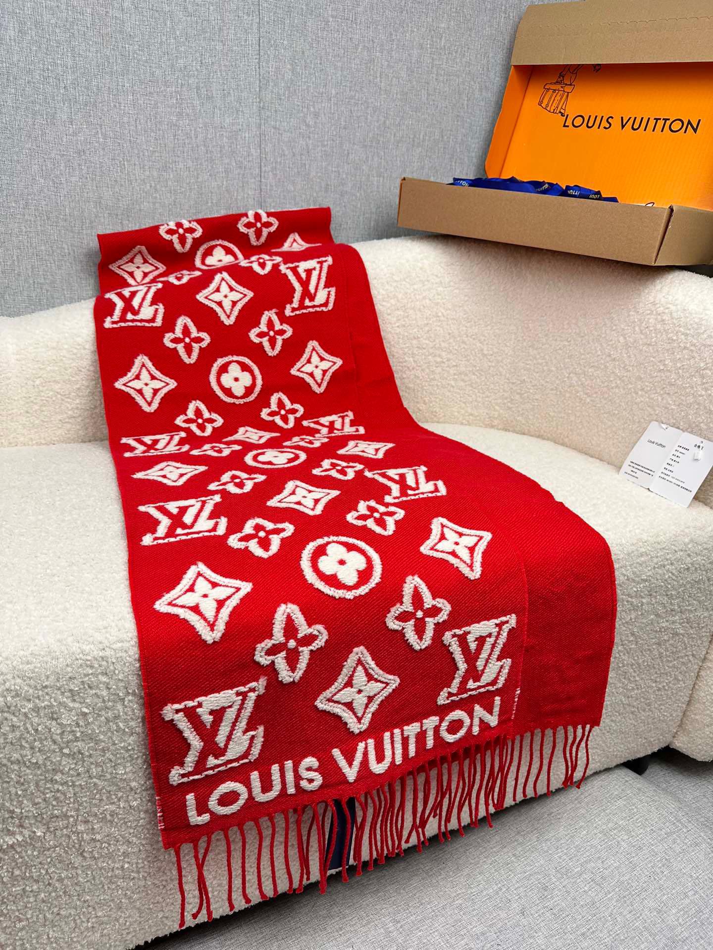 P。L家。绝美剪花镶嵌贴片工艺。真的绝美！今年最大工程的一个设计款！重工制造！细节决定品质！上身效果就是