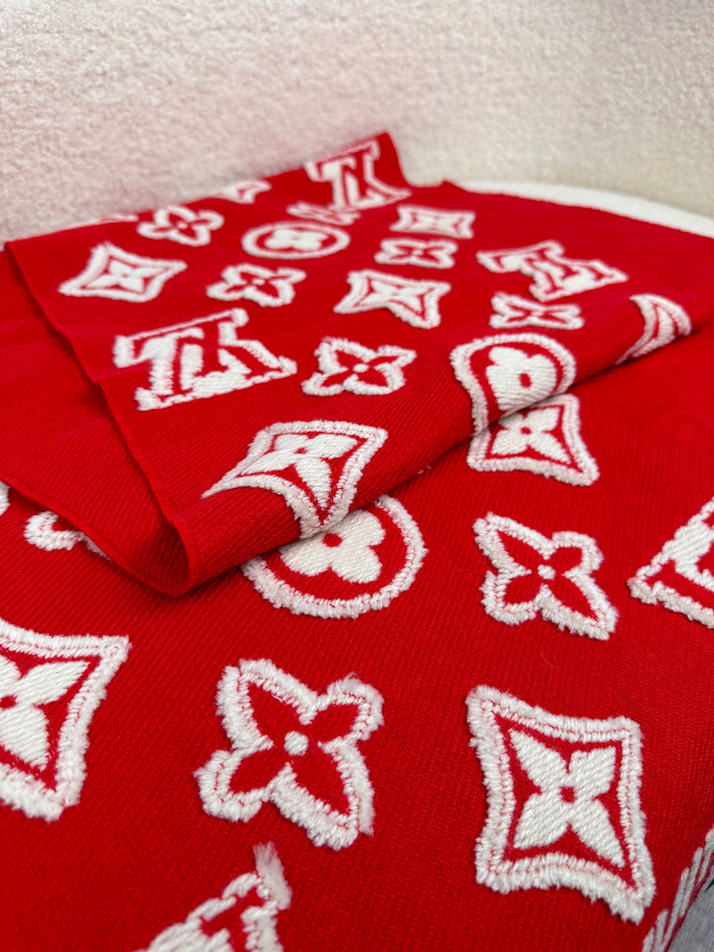 P。L家。绝美剪花镶嵌贴片工艺。真的绝美！今年最大工程的一个设计款！重工制造！细节决定品质！上身效果就是