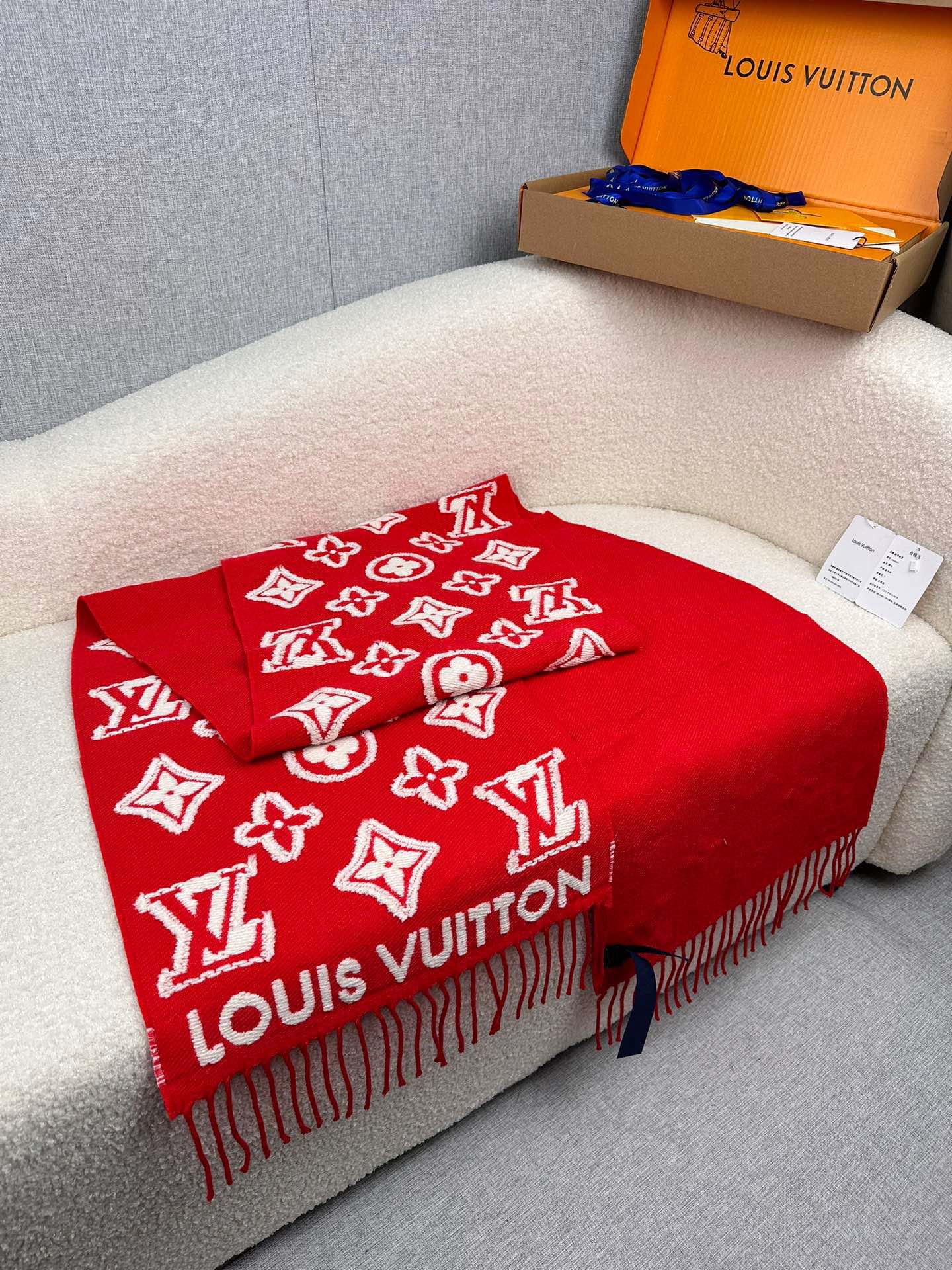 P。L家。绝美剪花镶嵌贴片工艺。真的绝美！今年最大工程的一个设计款！重工制造！细节决定品质！上身效果就是