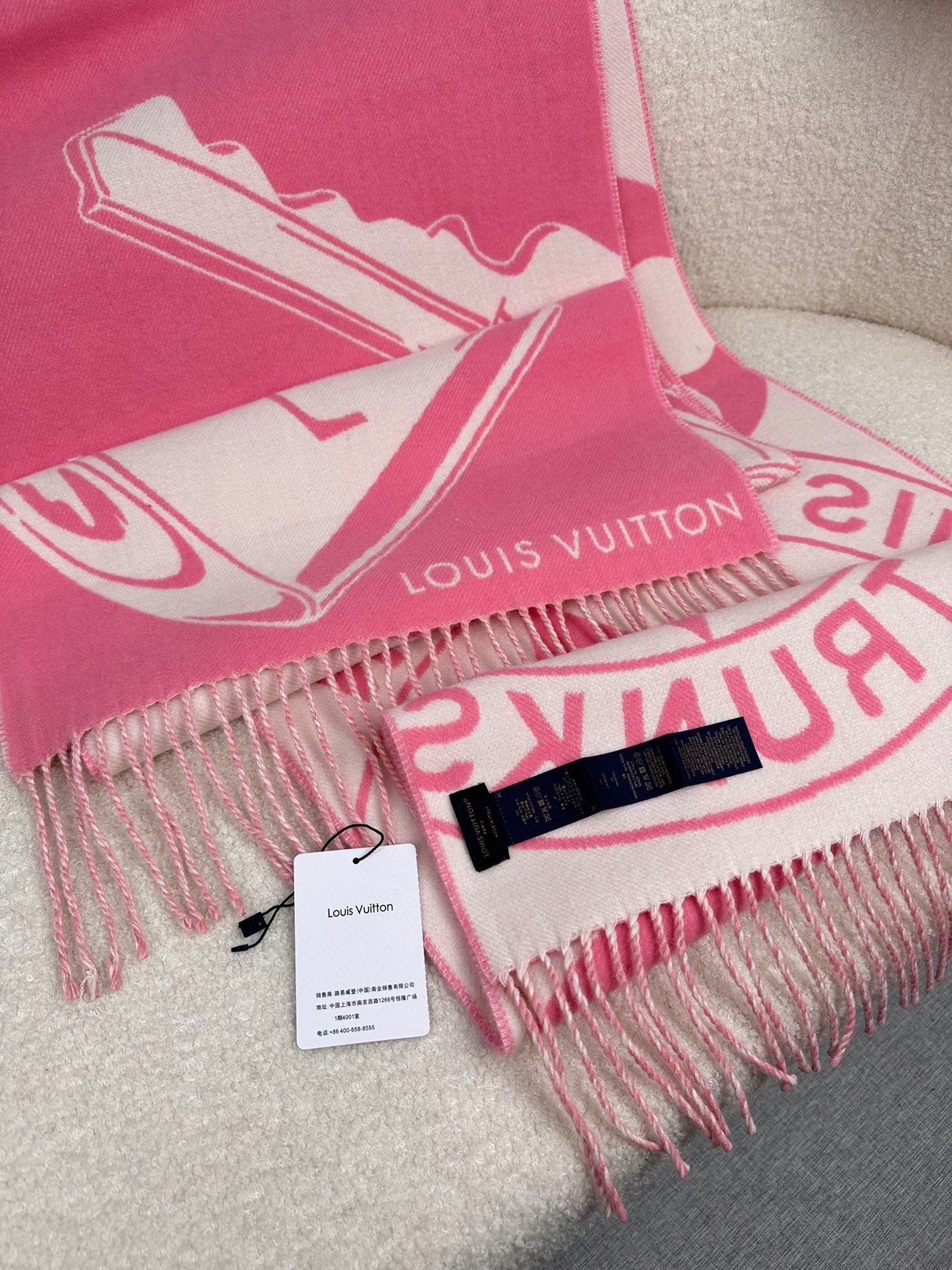 ￥。L家。 Lock And Keys 围巾取材舒暖毛绒混纺针织，一面描绘 LV 挂锁和钥匙图案，反转即