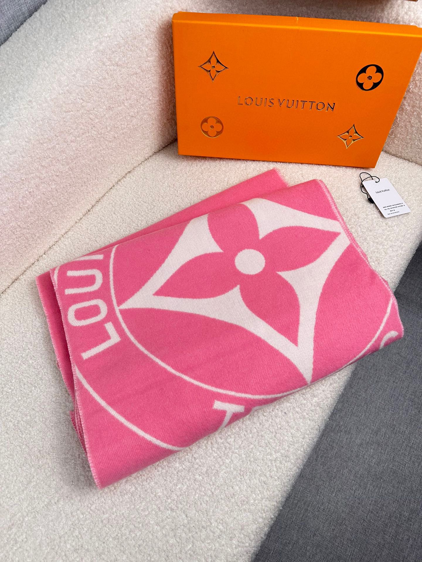 ￥。L家。 Lock And Keys 围巾取材舒暖毛绒混纺针织，一面描绘 LV 挂锁和钥匙图案，反转即