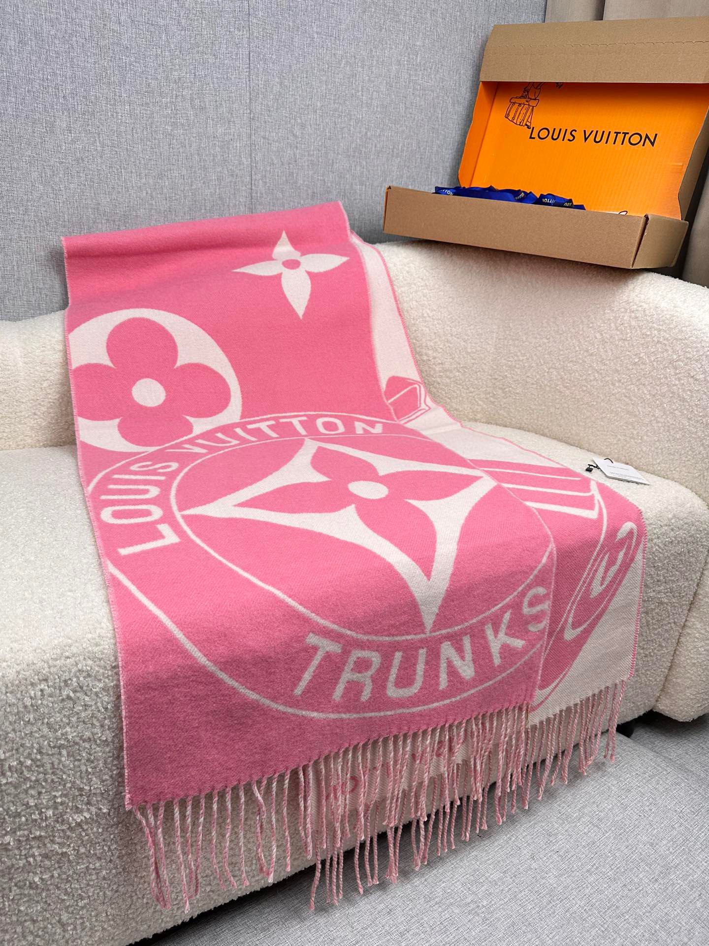 ￥。L家。 Lock And Keys 围巾取材舒暖毛绒混纺针织，一面描绘 LV 挂锁和钥匙图案，反转即