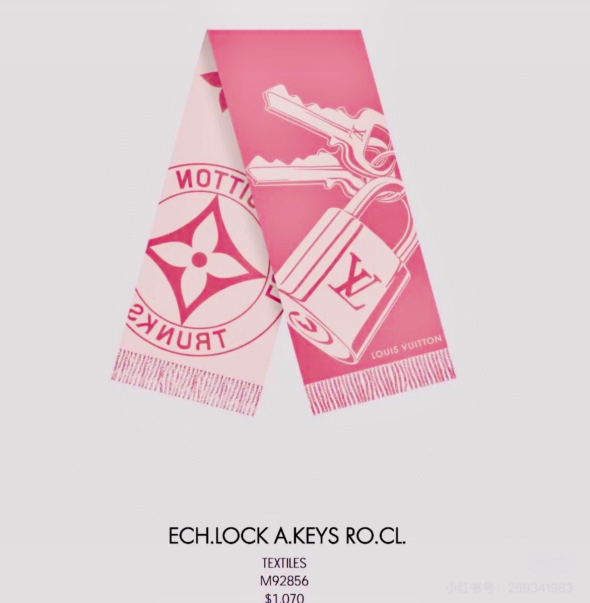 NO:188022,.L Home. Lock And Keys scarf is made of warm plush blend knitted, depicting LV padlock and key patterns on one side, and it appears after reversing. Louis Vuitton Trunks round chapter, which traces back the brand box heritage with interesting brushstrokes. 45 x 215 cm (height x length) 60 wool, 40 cashmere Padlock and key patterns Louis Vuitton hard box and Monogram floral pattern Tassel trim high-version scarf, high-version scarf, louis vuitton, louis vuitton, louis vuitton, louis vuitton, louis vuitton, louis vuitton, louis vuitton, louis vuitton19860909.L家. Lock And Keys 围巾取材舒暖毛绒混纺针织,一面描绘 LV 挂锁和钥匙图案,反转即现 Louis Vuitton Trunks 圆章,以妙趣笔触回溯品牌制箱传承. 45 x 215 厘米 (高 x 长度) 60 绵羊毛,40 山羊绒 挂锁和钥匙图案 路易威登硬箱和 Monogram 花卉图案 流苏饰边高版本围巾,高版本围巾,louis vuitton,louis vuitton,louis vuitton,louis vuitton,scarf