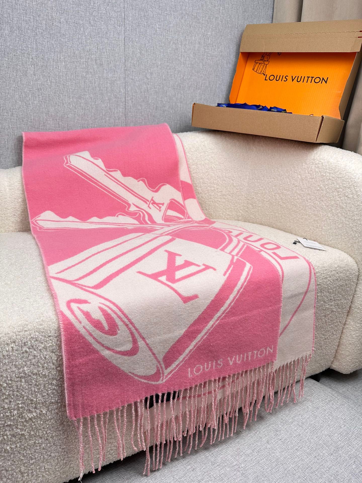 ￥。L家。 Lock And Keys 围巾取材舒暖毛绒混纺针织，一面描绘 LV 挂锁和钥匙图案，反转即