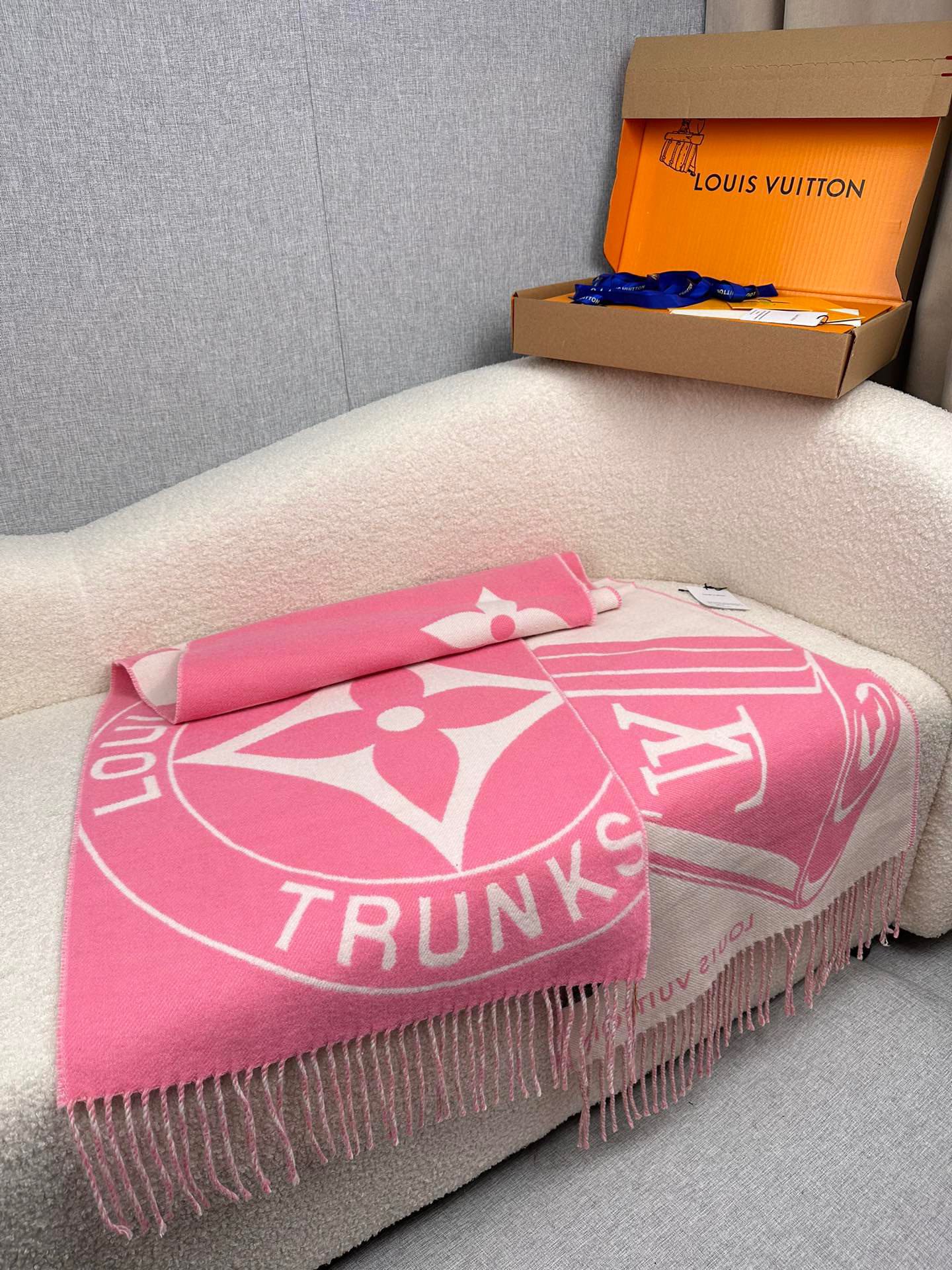 ￥。L家。 Lock And Keys 围巾取材舒暖毛绒混纺针织，一面描绘 LV 挂锁和钥匙图案，反转即