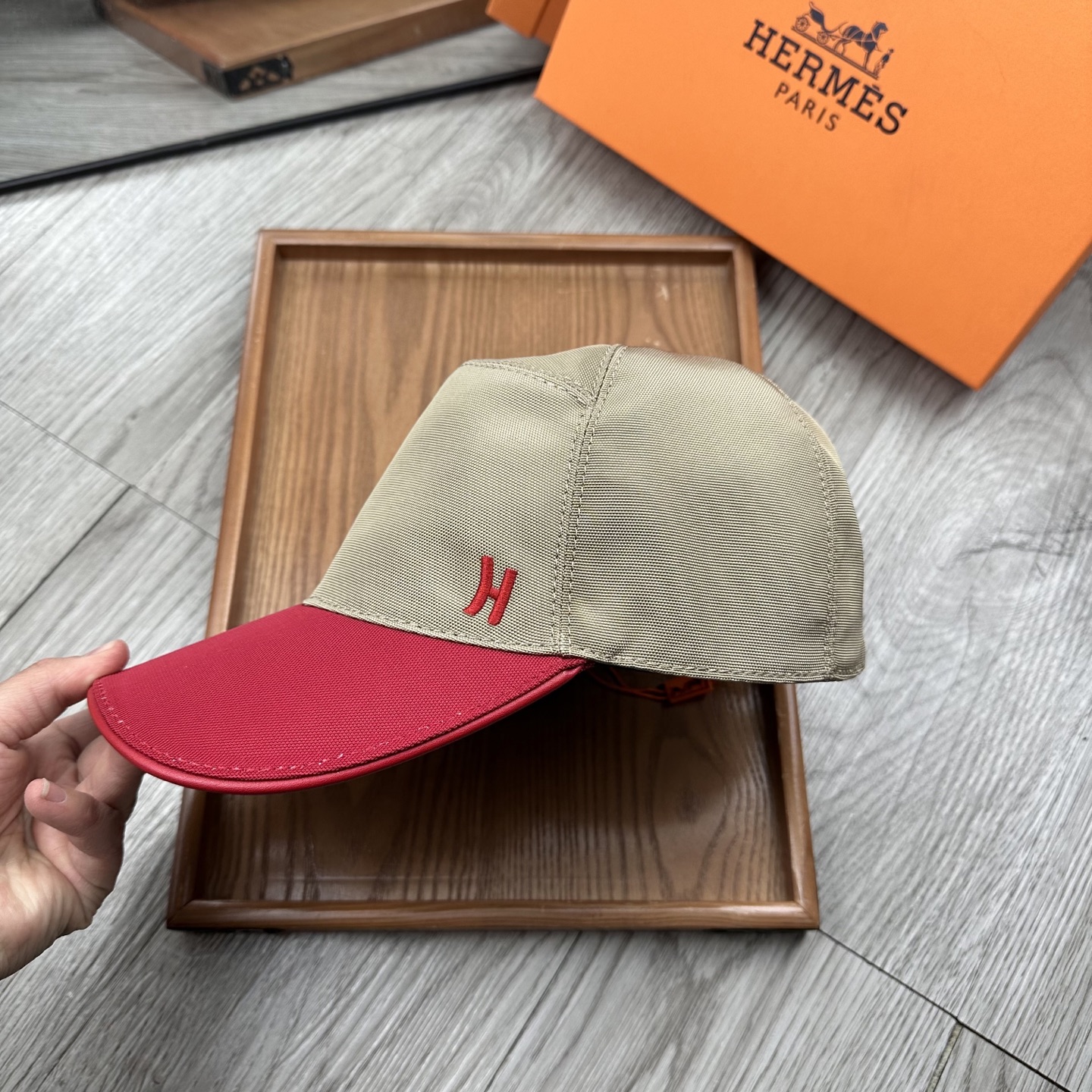 High-End Fashion Hats: Newest Color Coding in Oxford Material with Cow Skin - 图片 6