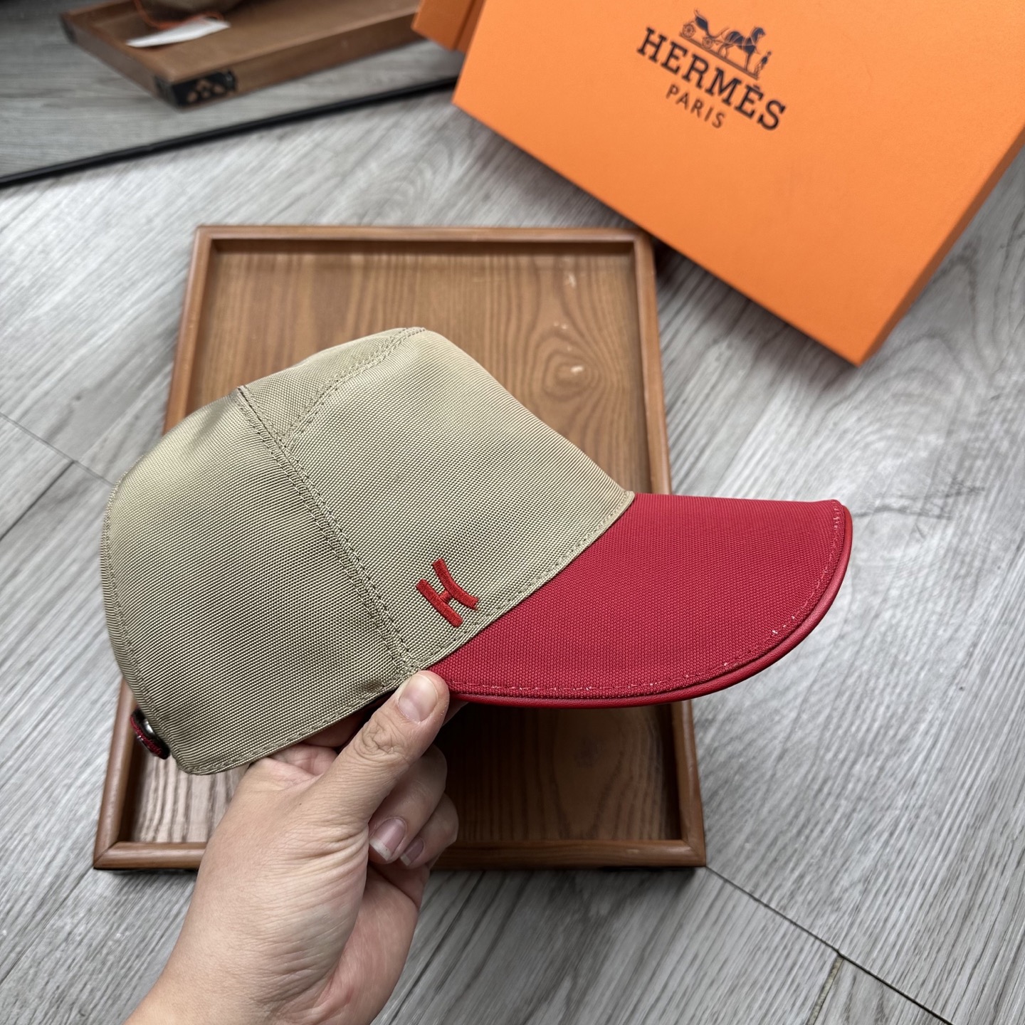 High-End Fashion Hats: Newest Color Coding in Oxford Material with Cow Skin - 图片 4