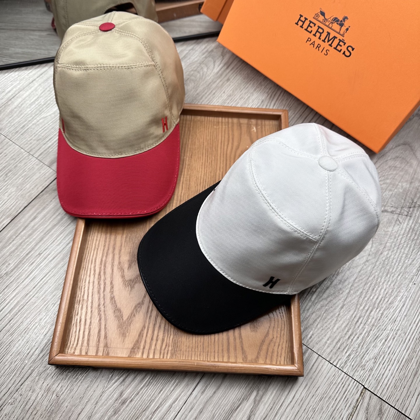 High-End Fashion Hats: Newest Color Coding in Oxford Material with Cow Skin