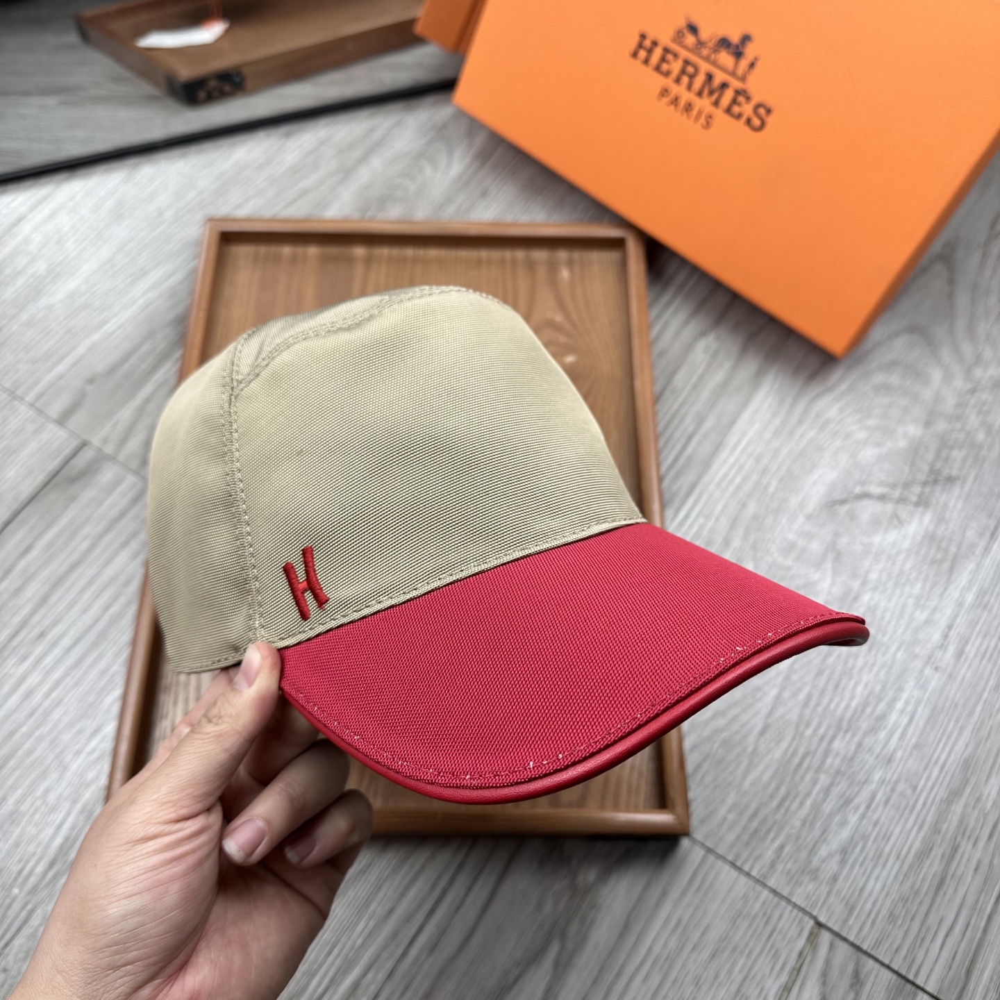 High-End Fashion Hats: Newest Color Coding in Oxford Material with Cow Skin - 图片 3
