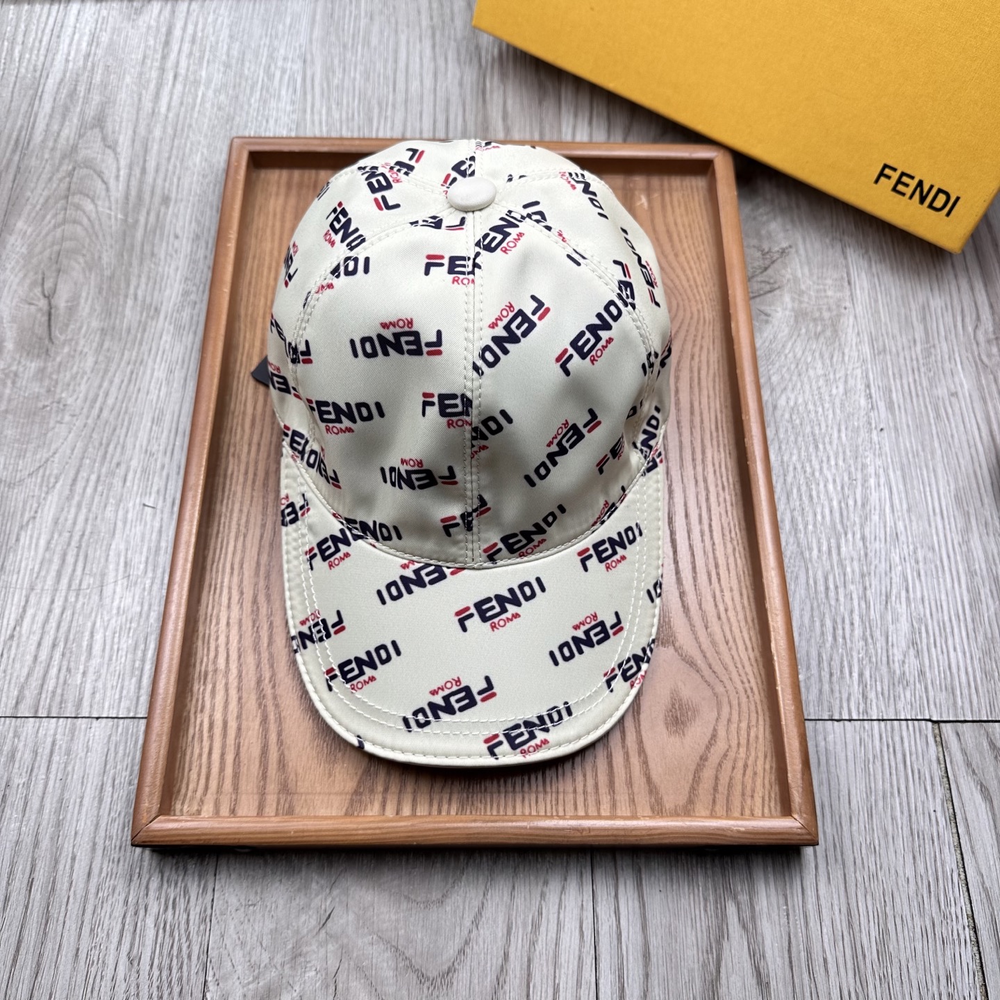 High-End Monochrome Hats: Quality Craftsmanship and Fine Details - 图片 1