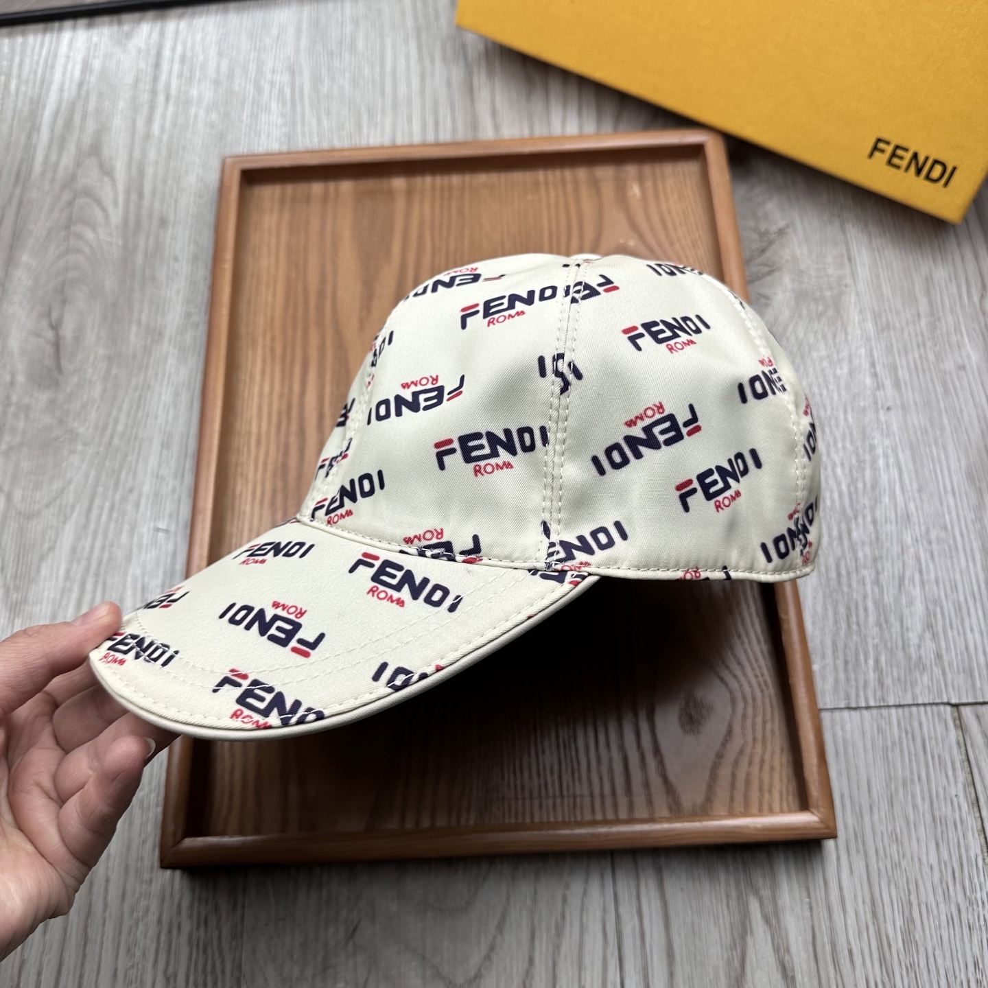 High-End Monochrome Hats: Quality Craftsmanship and Fine Details - 图片 7