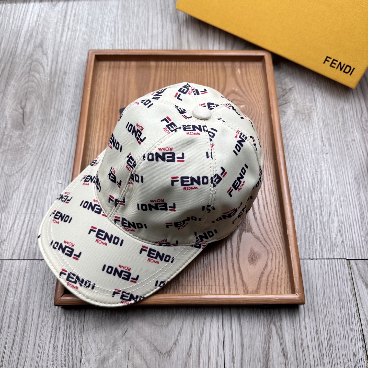 High-End Monochrome Hats: Quality Craftsmanship and Fine Details - 图片 2