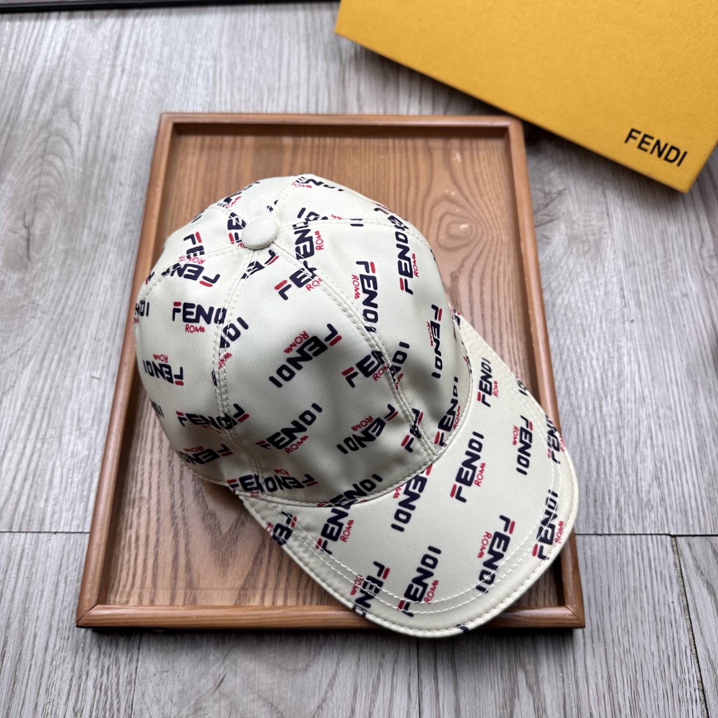High-End Monochrome Hats: Quality Craftsmanship and Fine Details - 图片 3