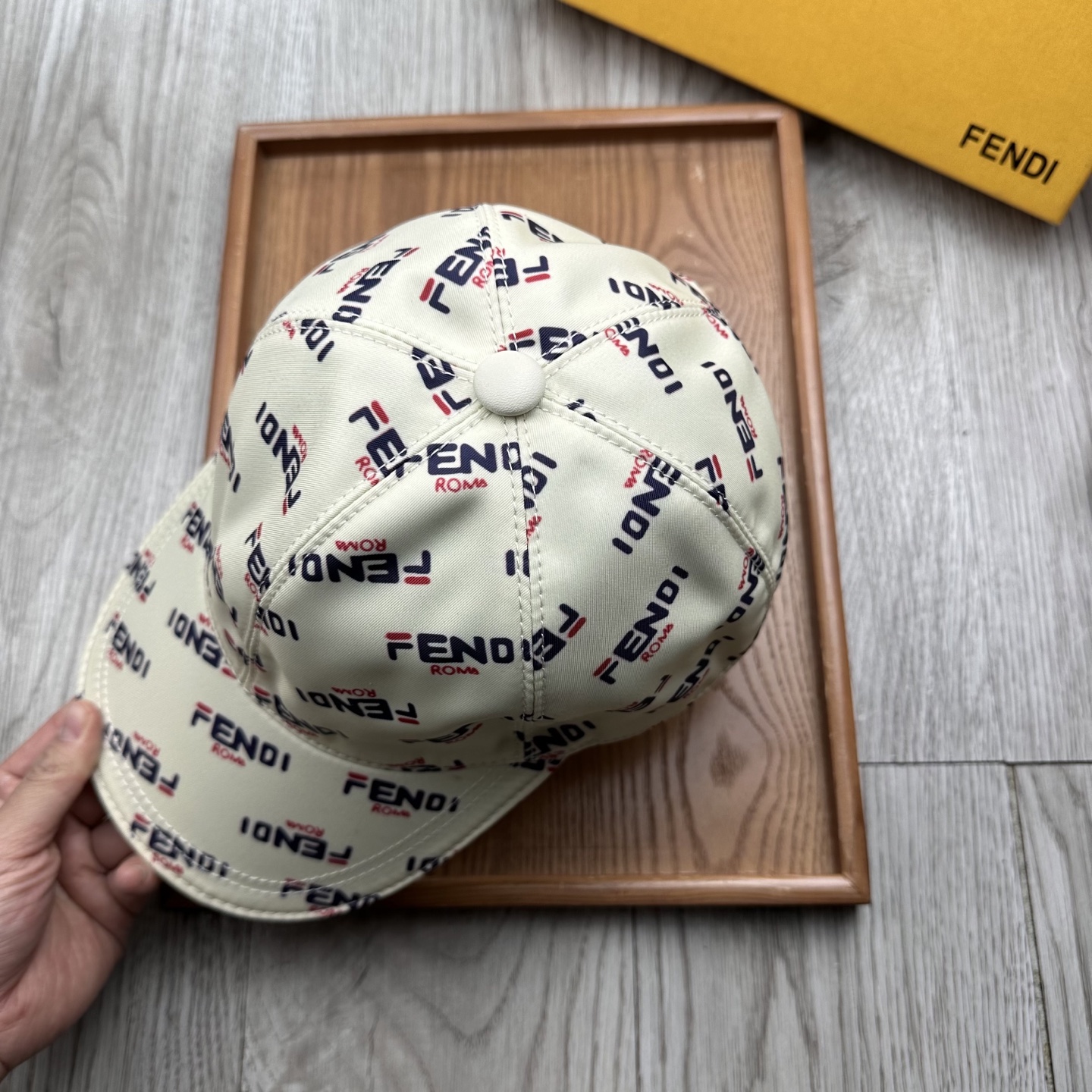 High-End Monochrome Hats: Quality Craftsmanship and Fine Details - 图片 9