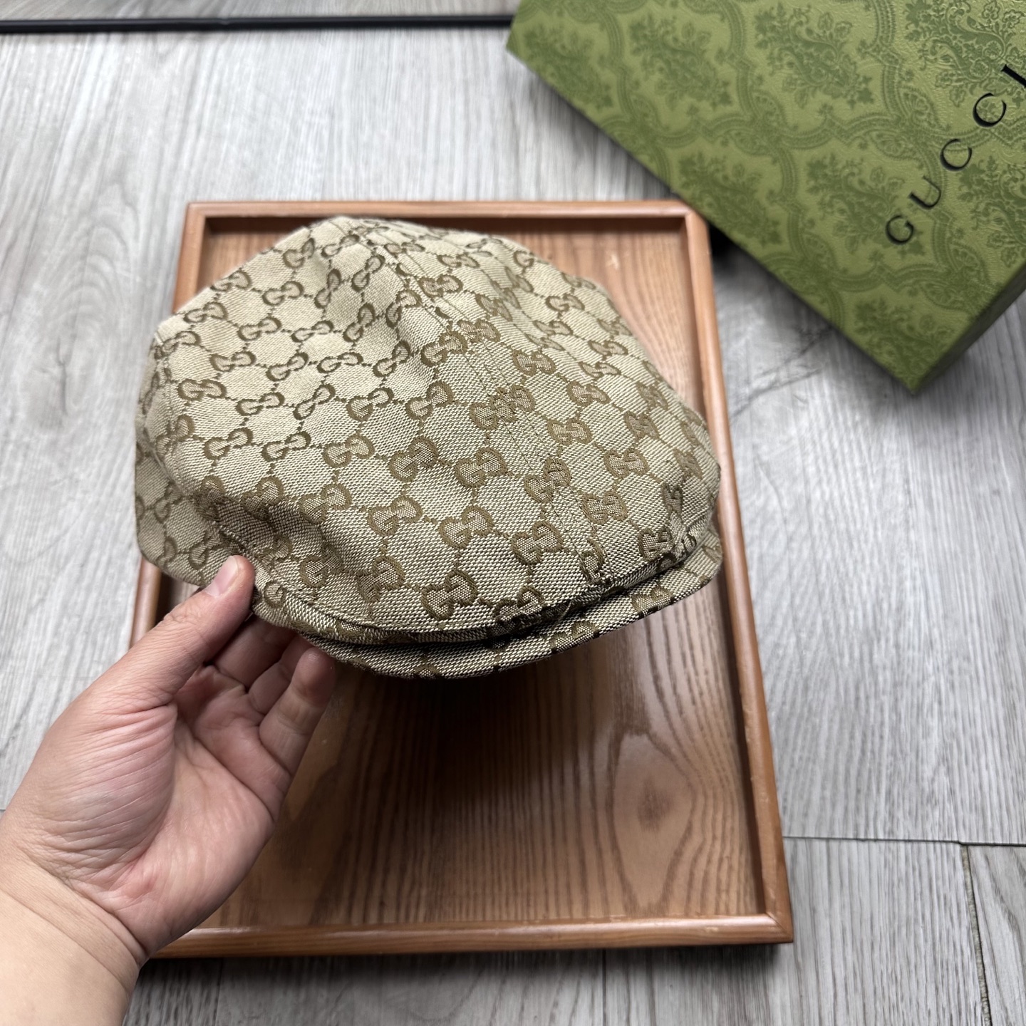 。G家。【前进帽】
版型特别正 👍👍👍特别精致！
前进帽复古时髦感拉满！
简约的设计毫不单调
戴上就可以