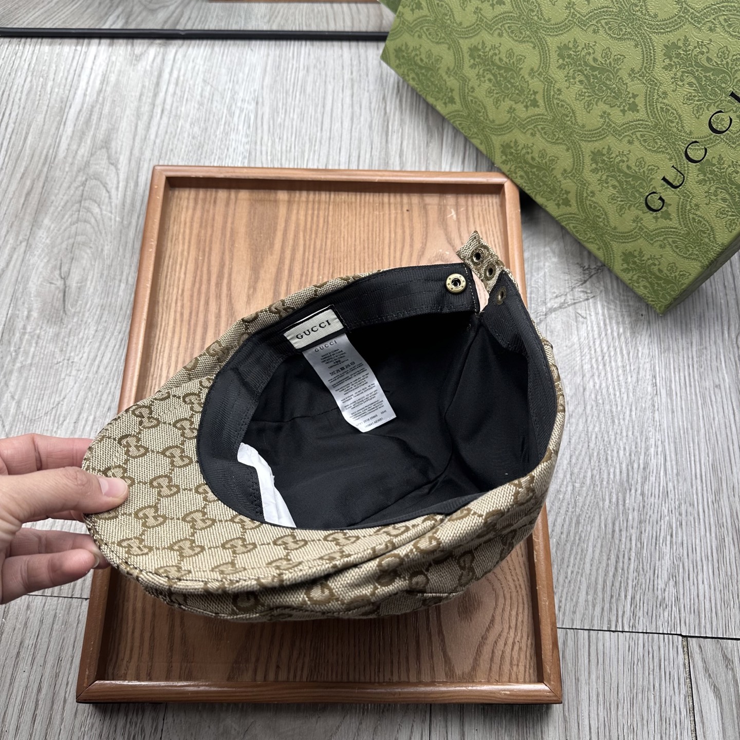 。G家。【前进帽】
版型特别正 👍👍👍特别精致！
前进帽复古时髦感拉满！
简约的设计毫不单调
戴上就可以