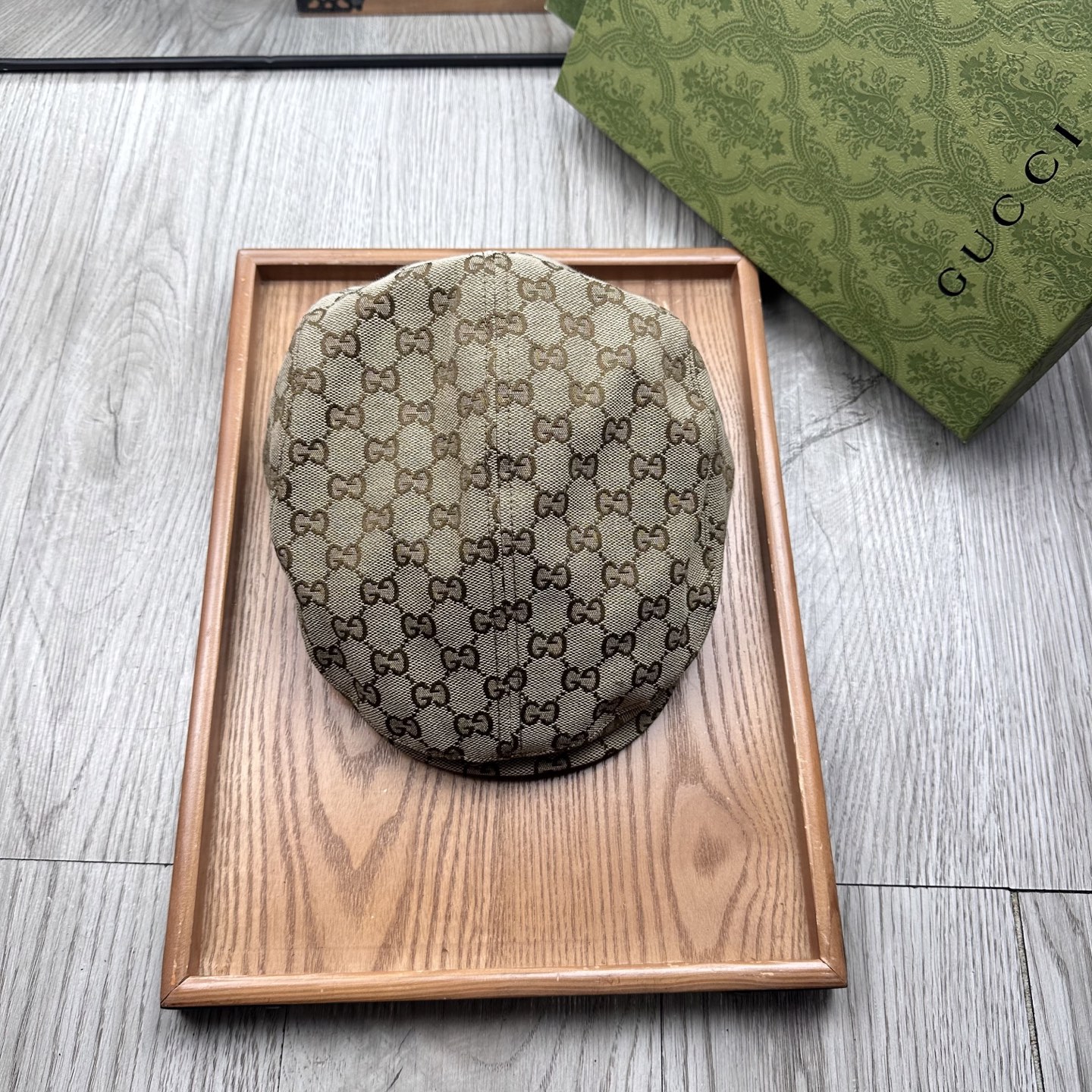 。G家。【前进帽】
版型特别正 👍👍👍特别精致！
前进帽复古时髦感拉满！
简约的设计毫不单调
戴上就可以