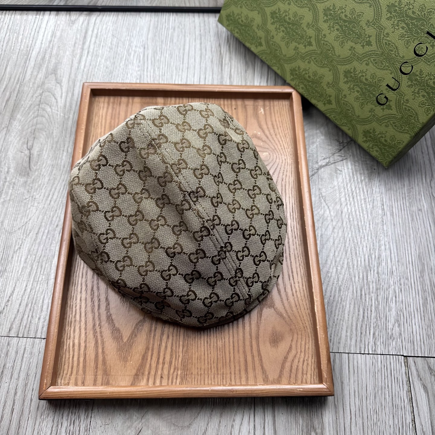 。G家。【前进帽】
版型特别正 👍👍👍特别精致！
前进帽复古时髦感拉满！
简约的设计毫不单调
戴上就可以