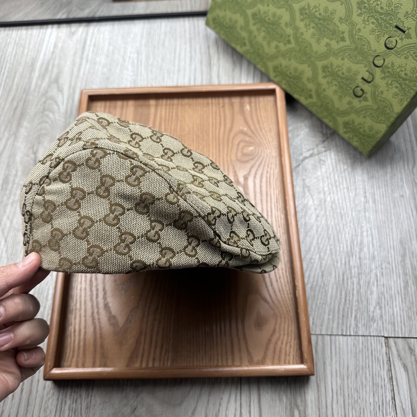 。G家。【前进帽】
版型特别正 👍👍👍特别精致！
前进帽复古时髦感拉满！
简约的设计毫不单调
戴上就可以