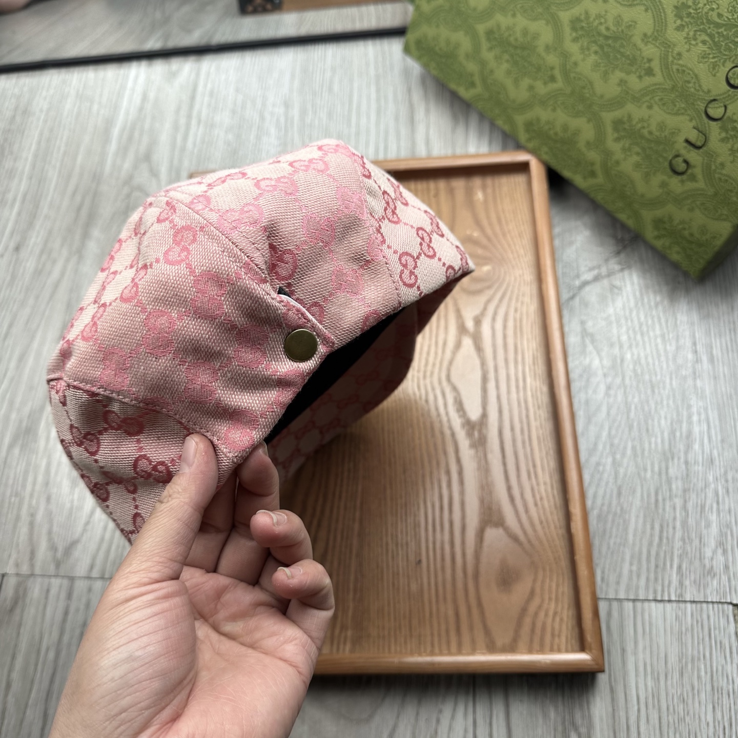 。G家。【前进帽】
版型特别正 👍👍👍特别精致！
前进帽复古时髦感拉满！
简约的设计毫不单调
戴上就可以