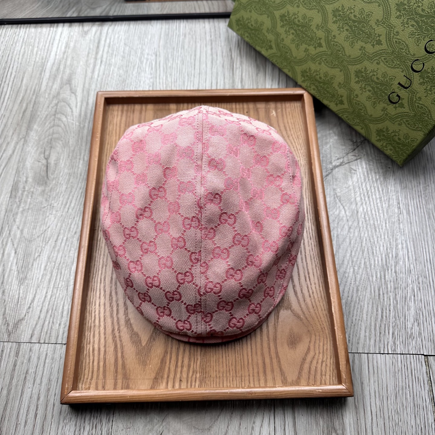。G家。【前进帽】
版型特别正 👍👍👍特别精致！
前进帽复古时髦感拉满！
简约的设计毫不单调
戴上就可以