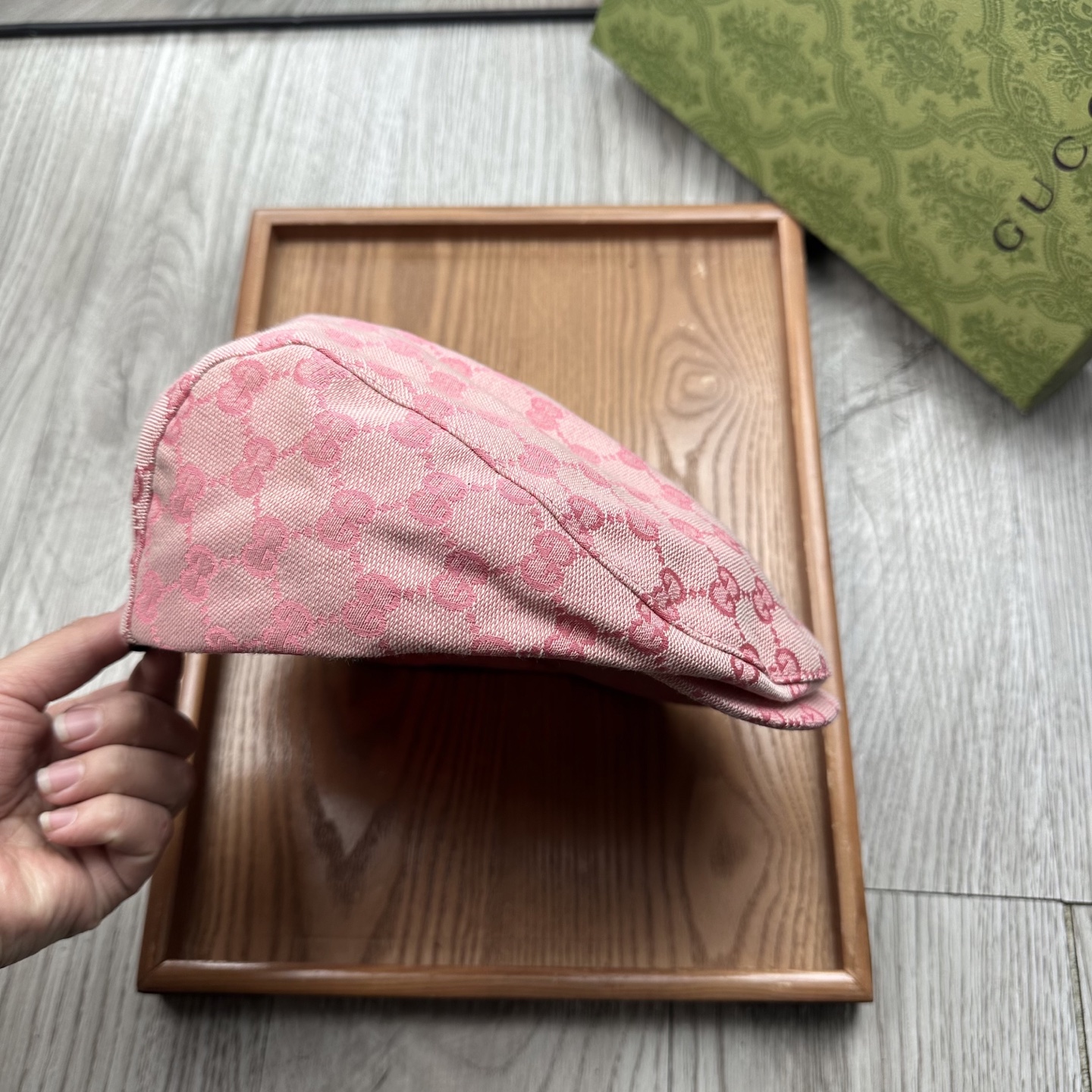。G家。【前进帽】
版型特别正 👍👍👍特别精致！
前进帽复古时髦感拉满！
简约的设计毫不单调
戴上就可以